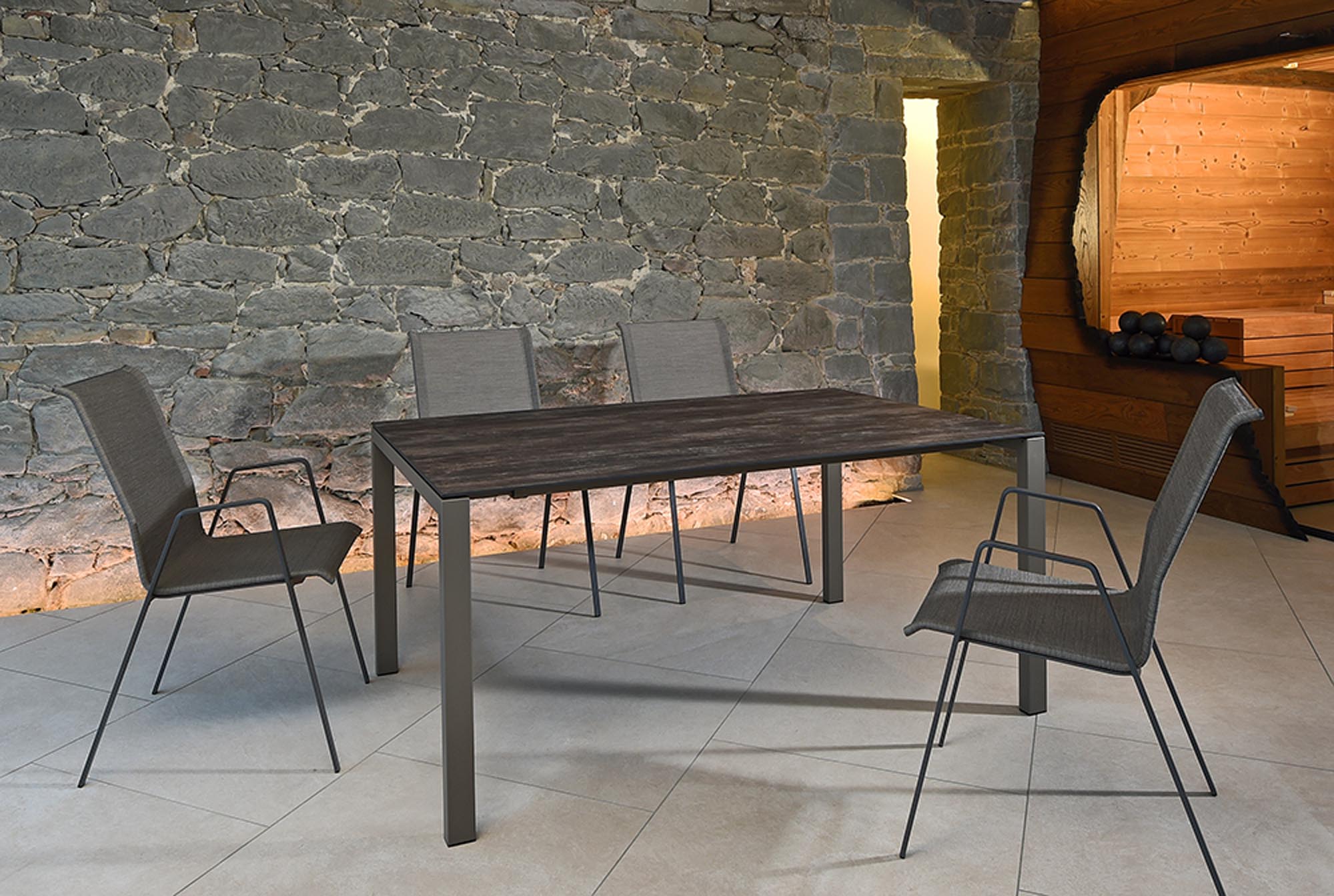 Luzern Textil-Gartenstuhl mit Armlehne in Sand präsentiert im Onlineshop von KAQTU Design AG. Gartenstuhl mit Armlehnen ist von Schaffner