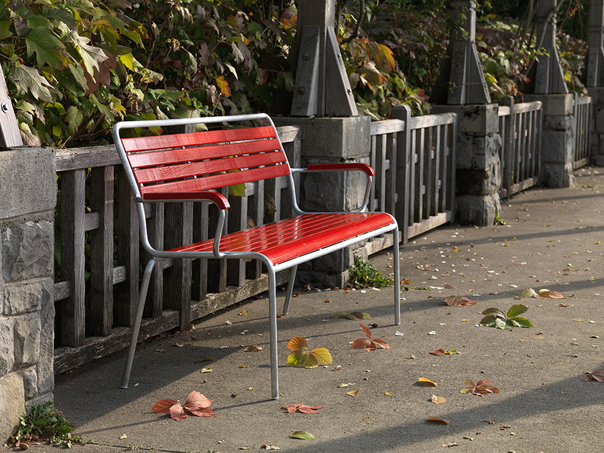 Die stilvolle Holzlattenbank Rigi von Schaffner bietet Komfort mit Armlehnen und ist umweltfreundlich gefertigt.