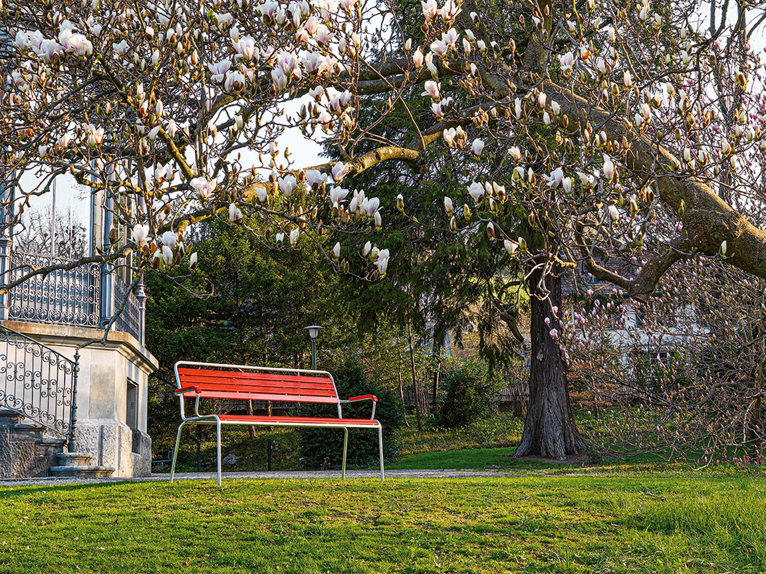 Hochwertige Rigi 3er-Gartenbank mit Armlehne aus Schweizer Eschenholz, wetterfest, langlebig und stilvoll – ideal für Ihren Garten oder Balkon.