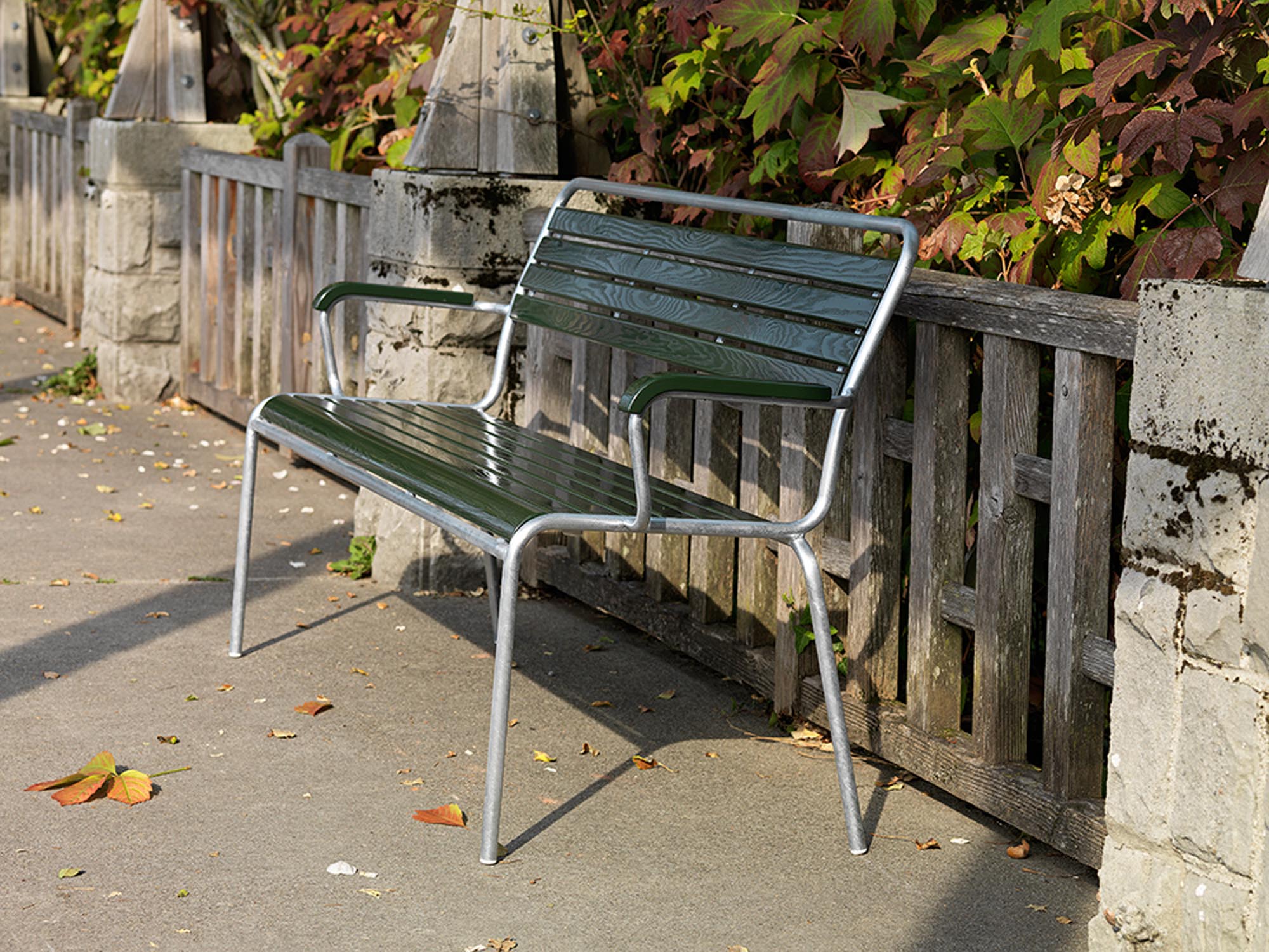 Elegante Rigi 3er-Gartenbank mit Armlehne aus Schweizer Eschenholz, wetterfest, robust und zeitloses Design – perfekt für Garten, Terrasse oder Balkon.