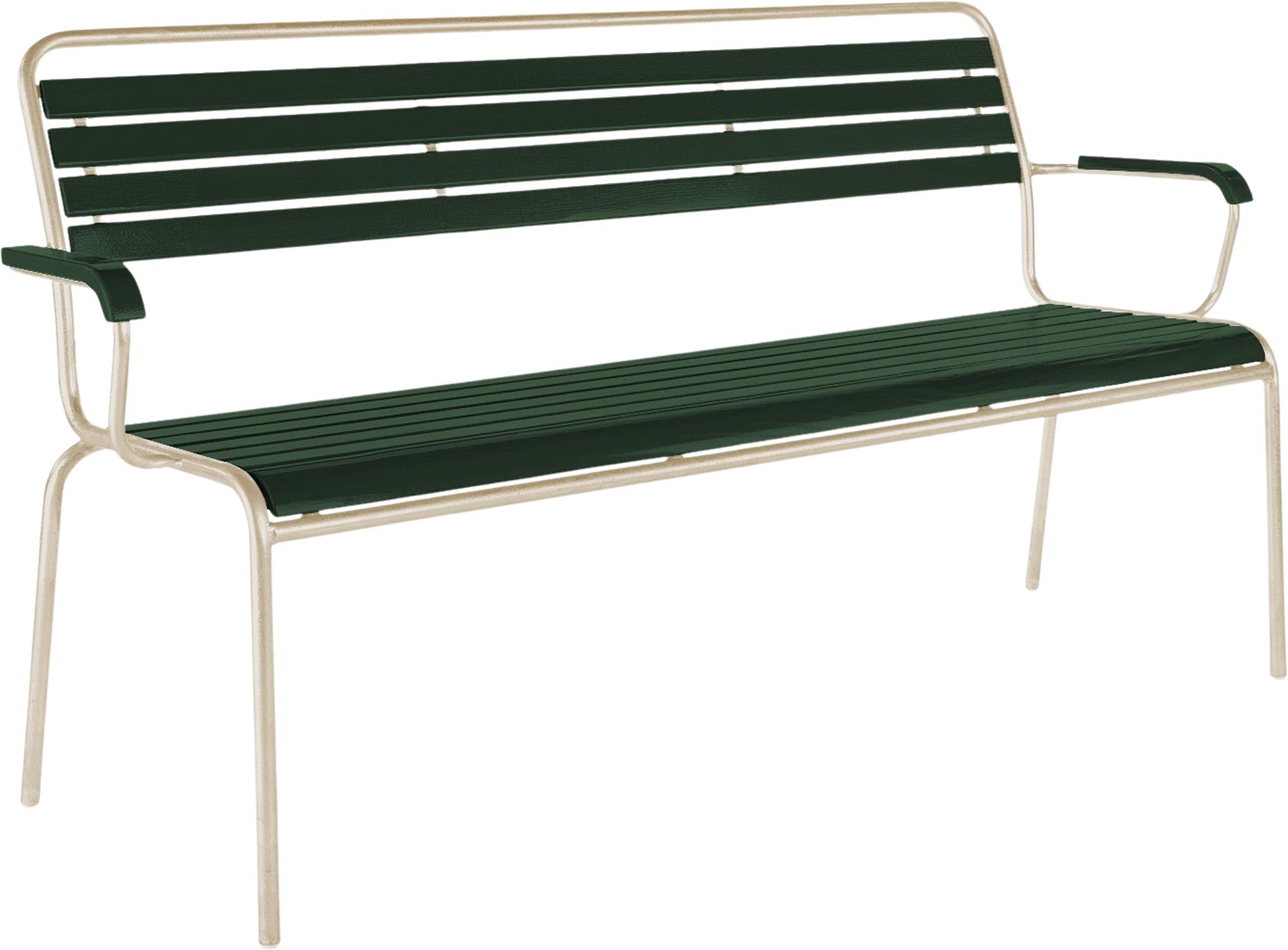 Robuste Rigi Holzbank mit Armlehnen von Schaffner für den Aussenbereich.