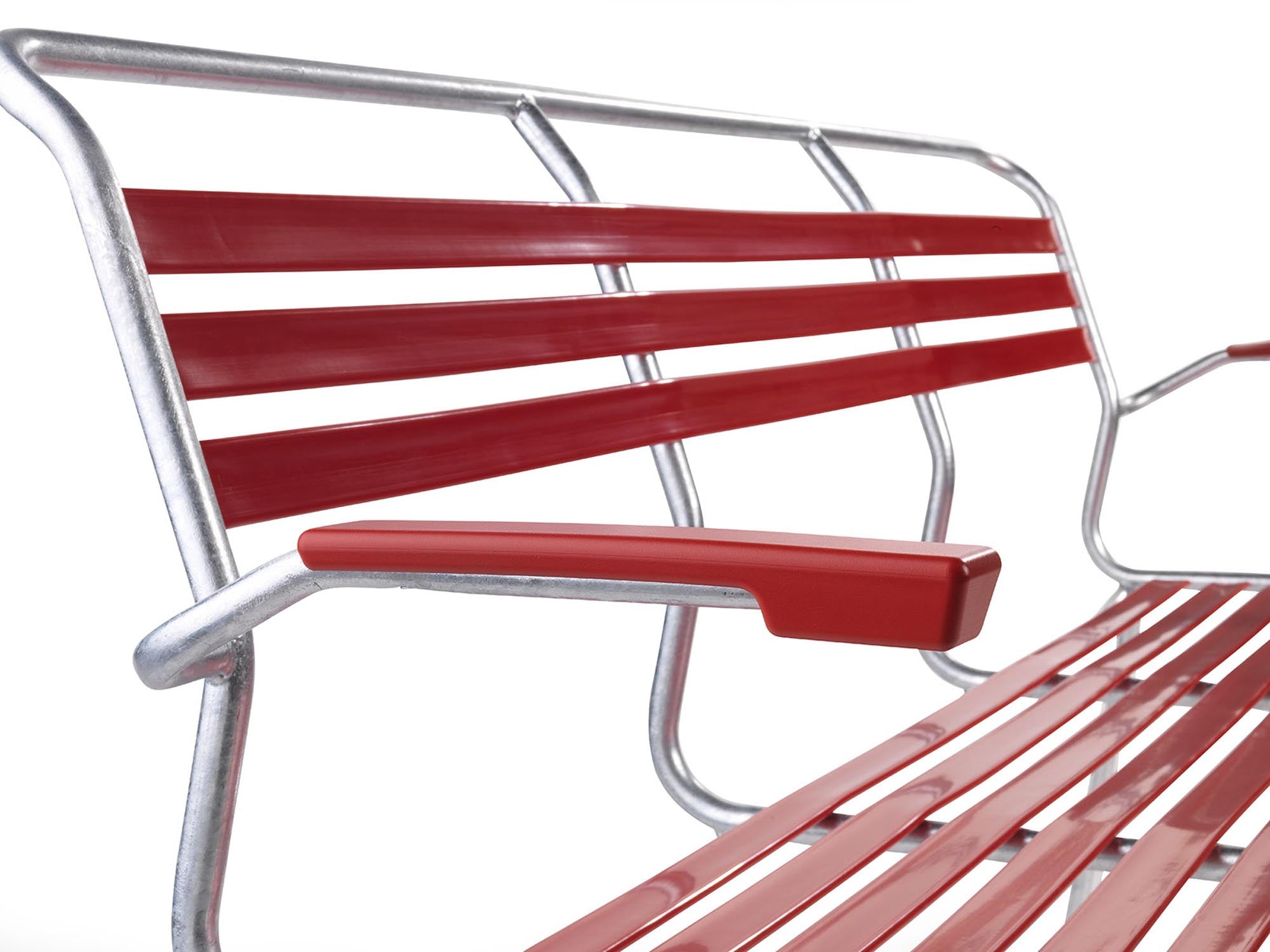 Säntis Lättli-3er Gartenbank mit Armlehne in Rot präsentiert im Onlineshop von KAQTU Design AG. Gartenbank ist von Schaffner