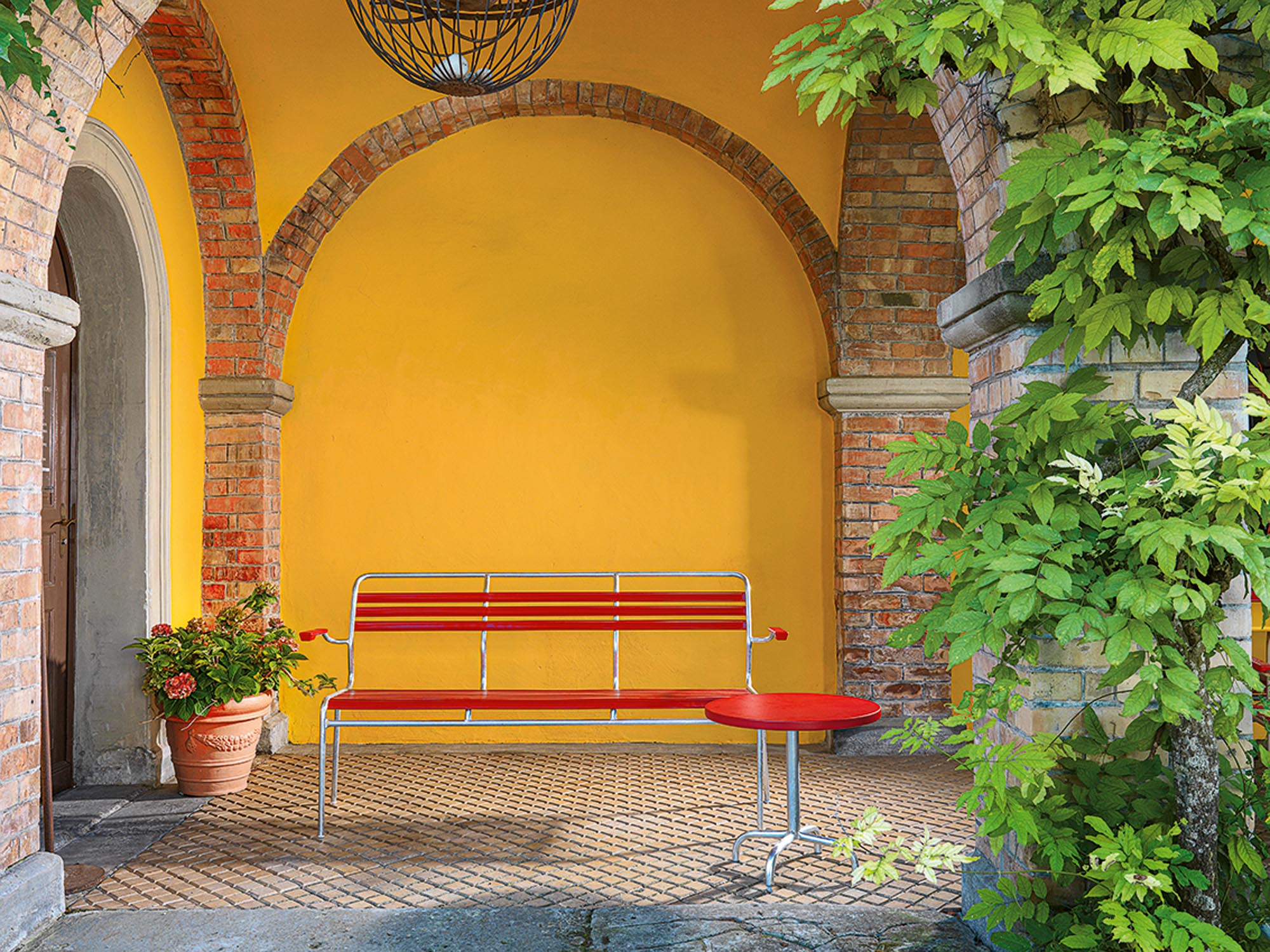 Elegante Lättlibank Säntis 3er: Komfort und Stil für Ihren Garten.