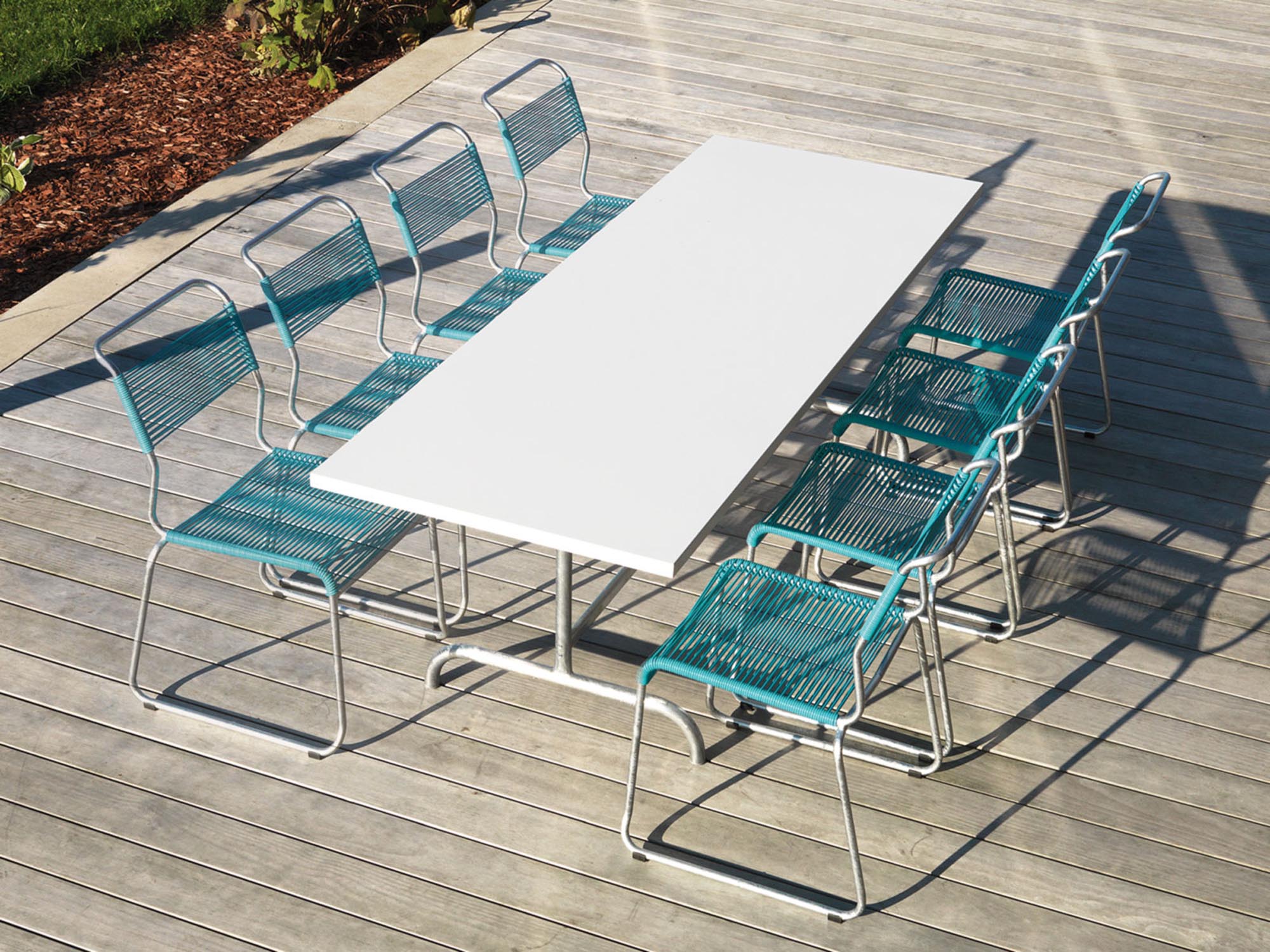 Der Säntis Spaghettistuhl von Schaffner vereint stilvolles Design mit langlebigen, wetterfesten Kufen für jeden Außenbereich.