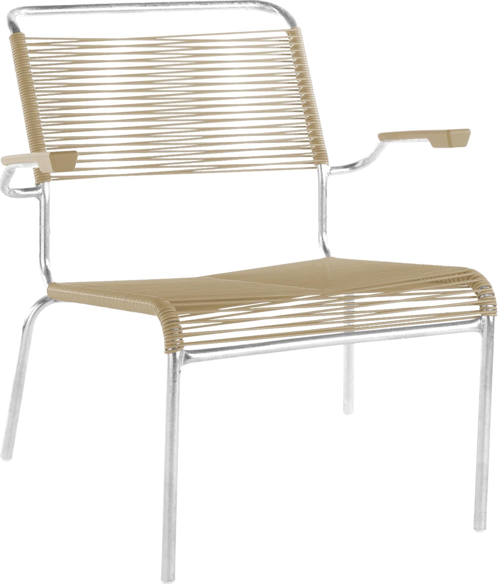 Genießen Sie entspannte Stunden im Säntis Lounger mit Armlehne. Die bequeme Spaghetti-Bespannung und die stilvollen Farben machen ihn zum perfekten Gartenmöbel.