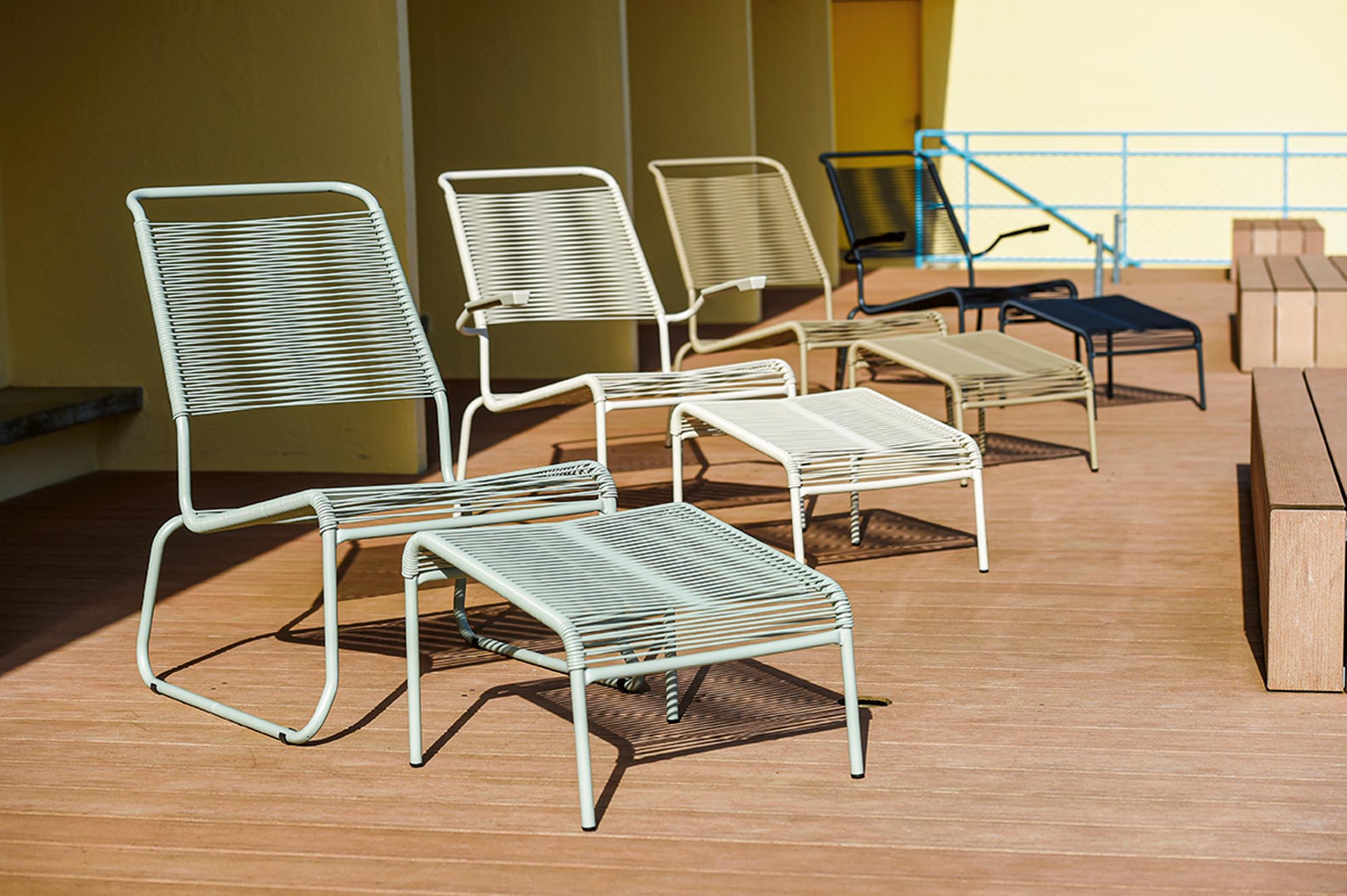 Hocker Lounger Spaghetti von Schaffner: Farbenfroher Sitz für gemütliche Stunden im Freien. Ideal für Garten und Terrasse.