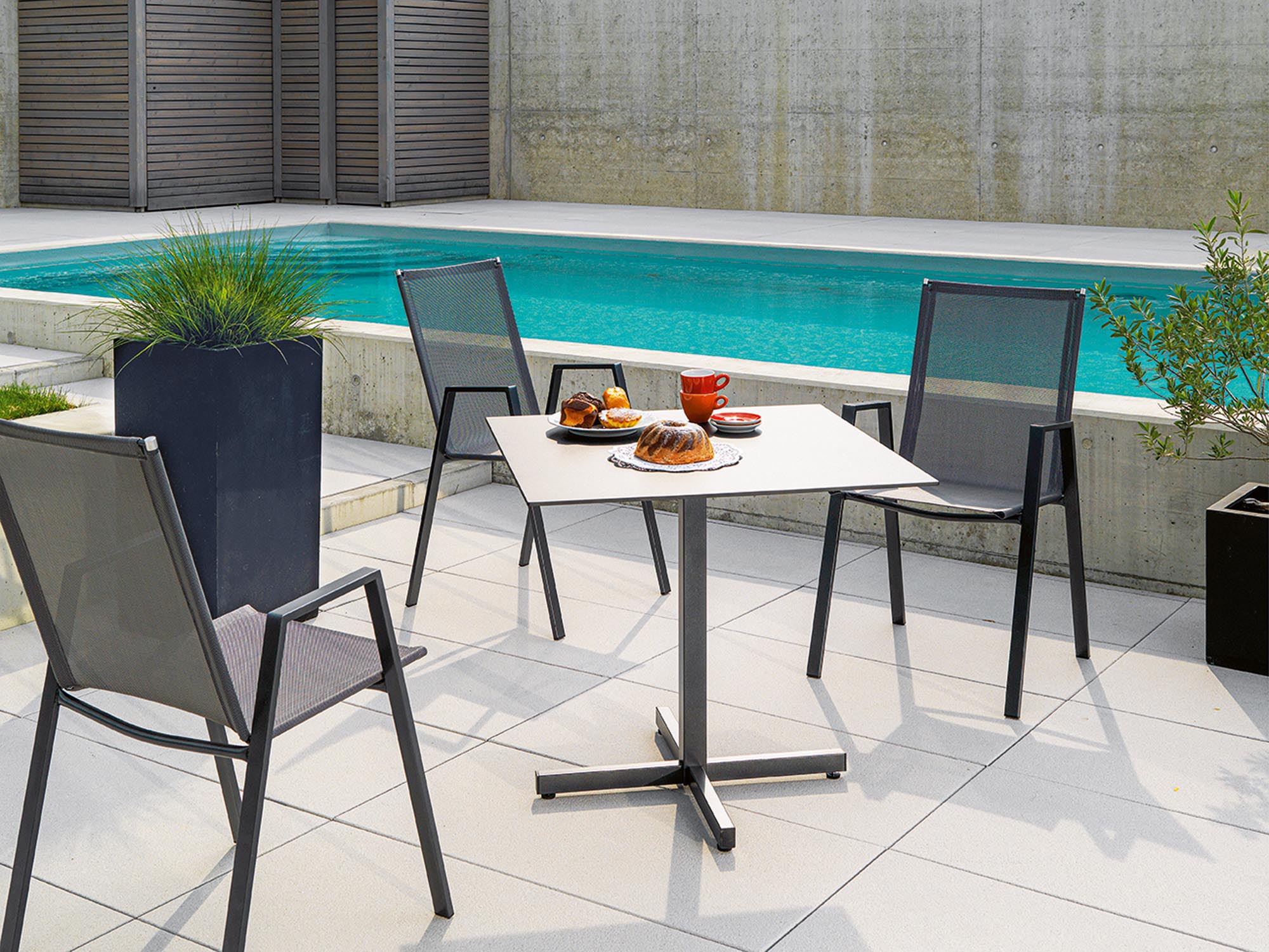 Luzern Glasfaser-Gartentisch 80x80 klappbar von Schaffner: wetterfest, UV-beständig, pflegeleicht, robust, platzsparend und ideal für elegante Gartenabende.