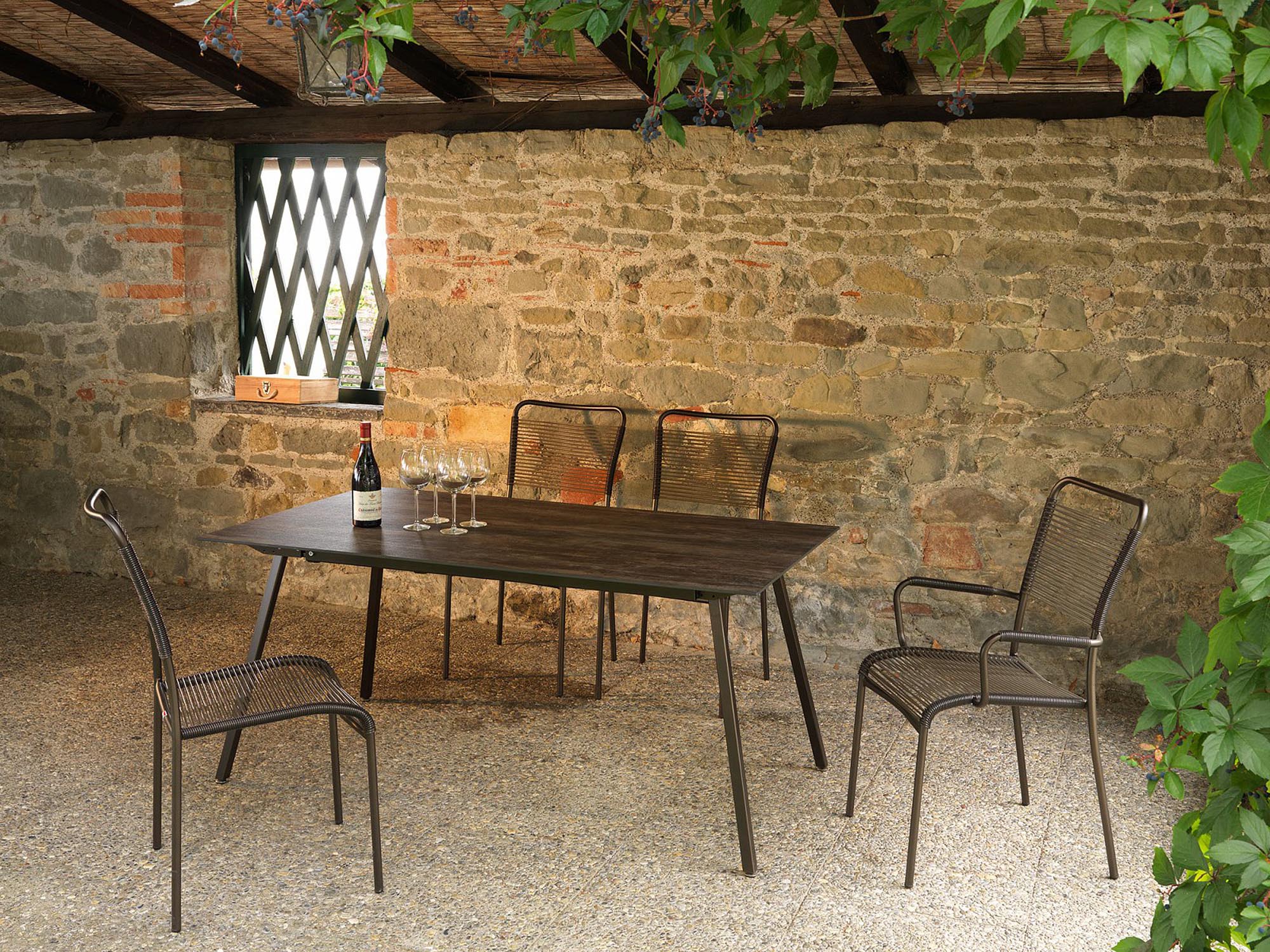 Spaghettistuhl Mendrisio: Eleganz und Komfort für Aussenbereiche.