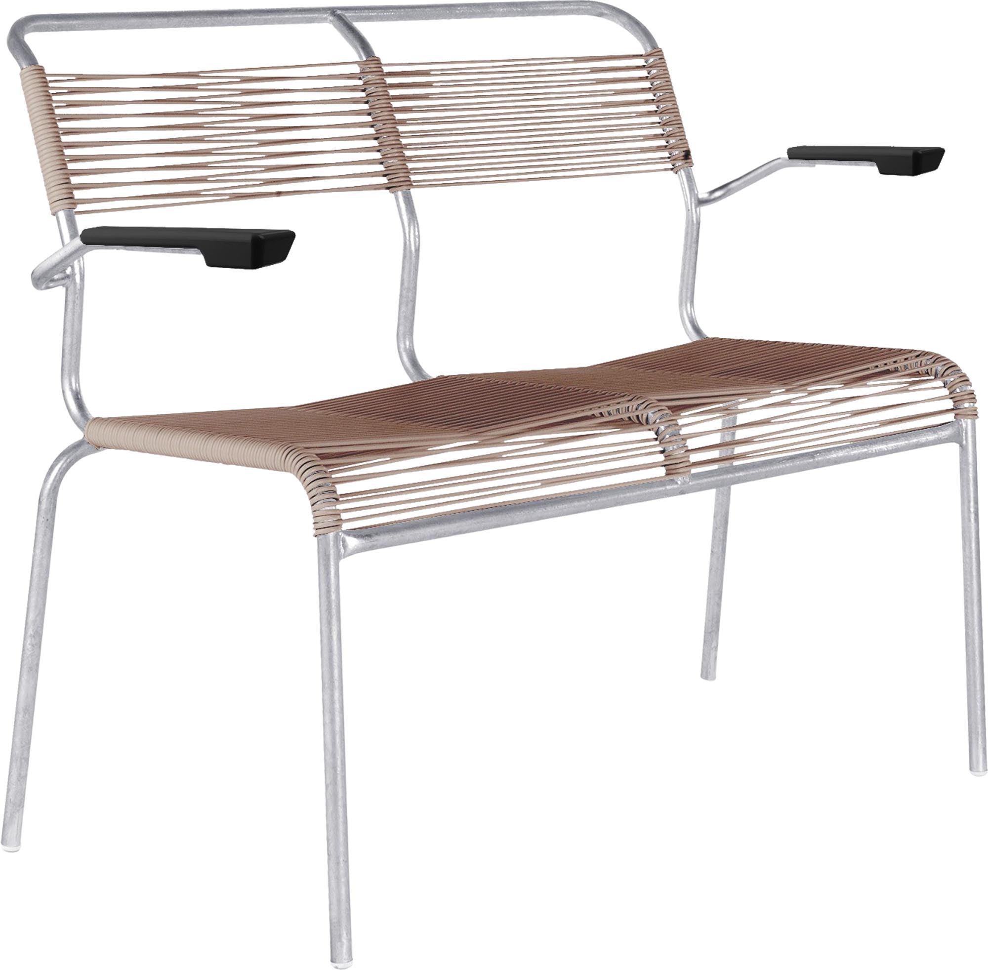 Elegante Spaghetti-Bank Säntis 2er mit praktischen Armlehnen von Schaffner – ideal für gemütliche Stunden im Freien oder im Innenbereich.