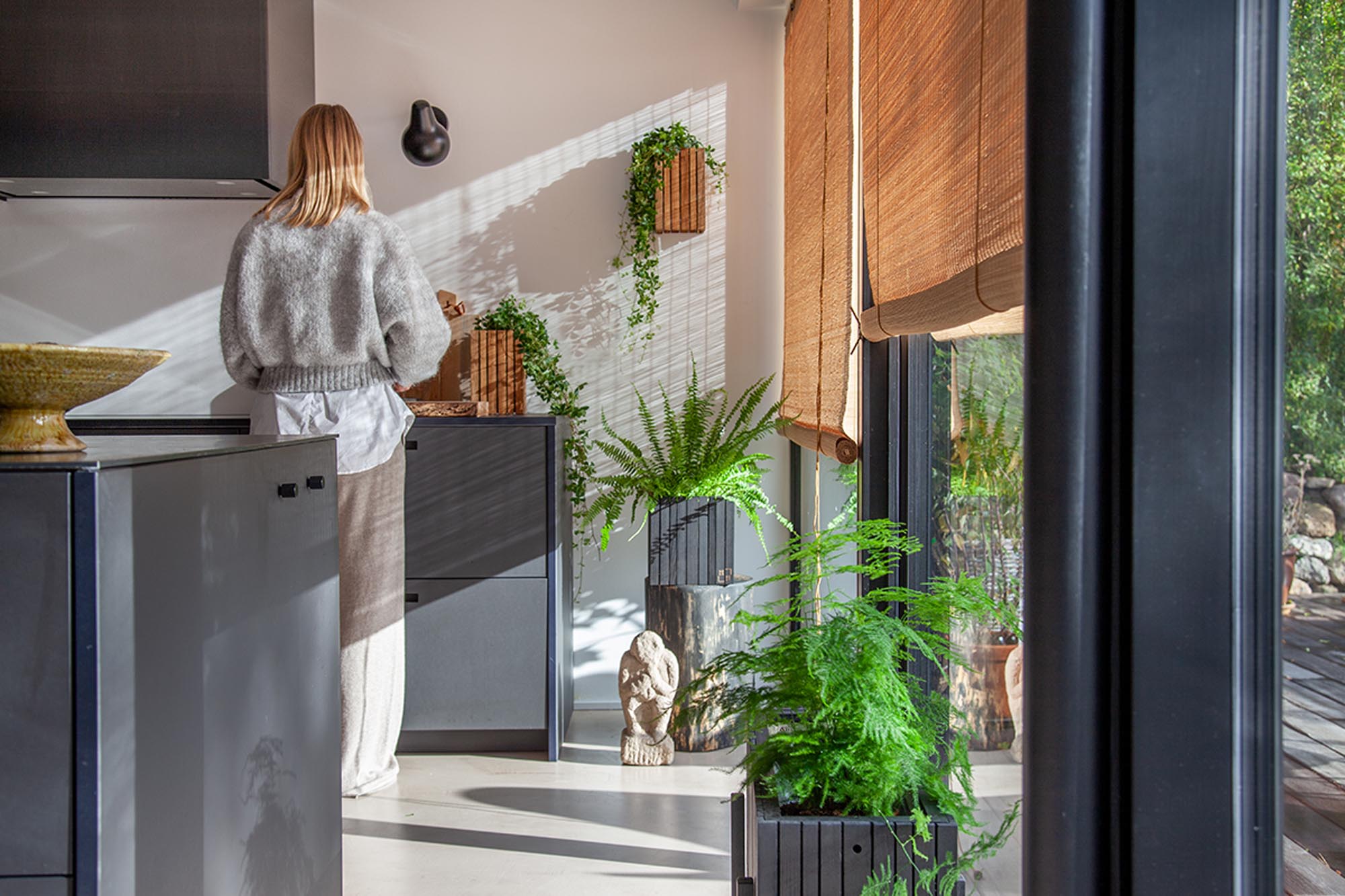 GrowWIDE von Squarely Copenhagen: Vielseitiges Pflanzgefäss für Innenräume, Gärten und Balkone. Aus haltbarem Eichenholz, ideal zum Aufhängen.