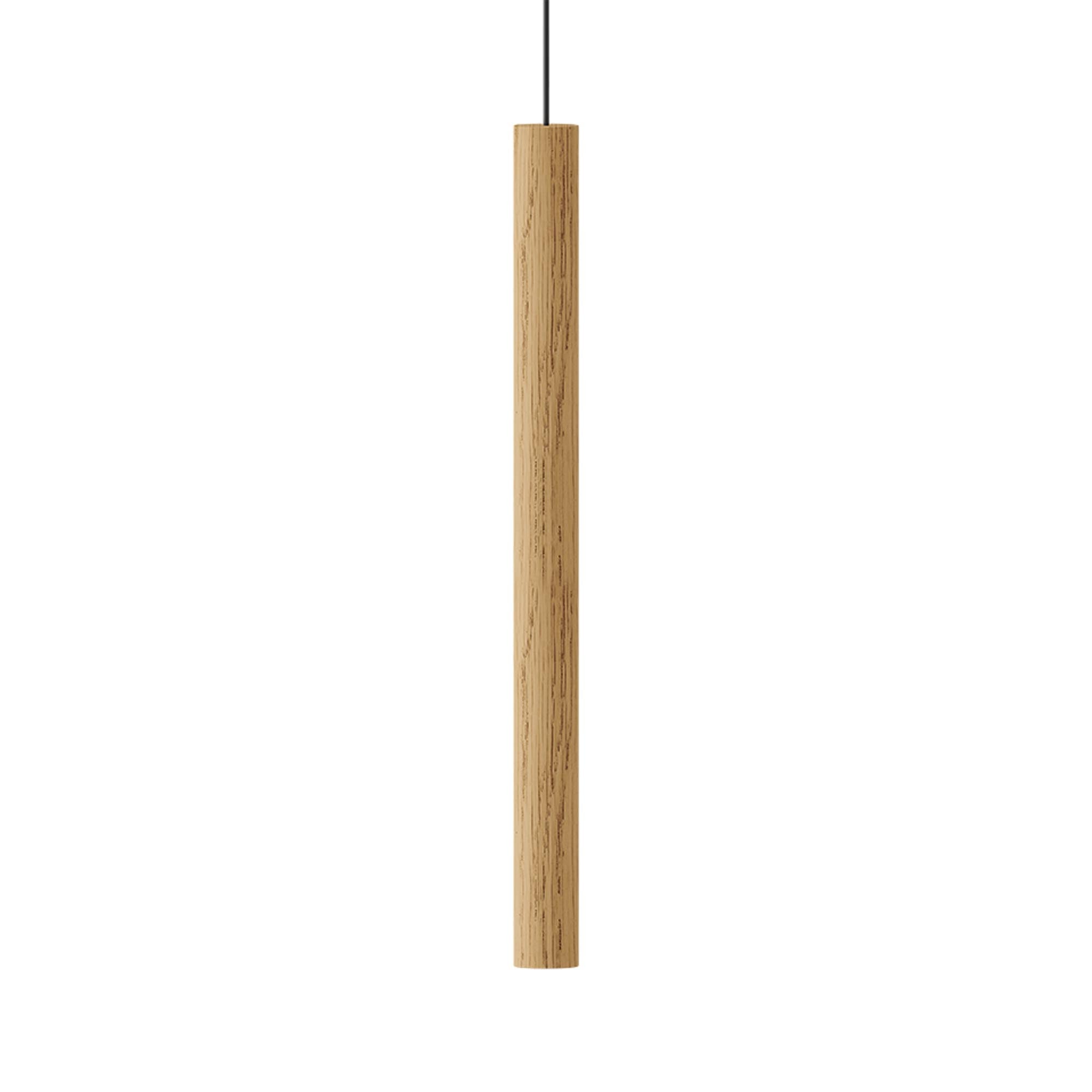 Die Chimes Pendelleuchte von Umage vereint skandinavisches Design und natürliche Materialien, sorgt für einladendes Licht und stilvolle Akzente.