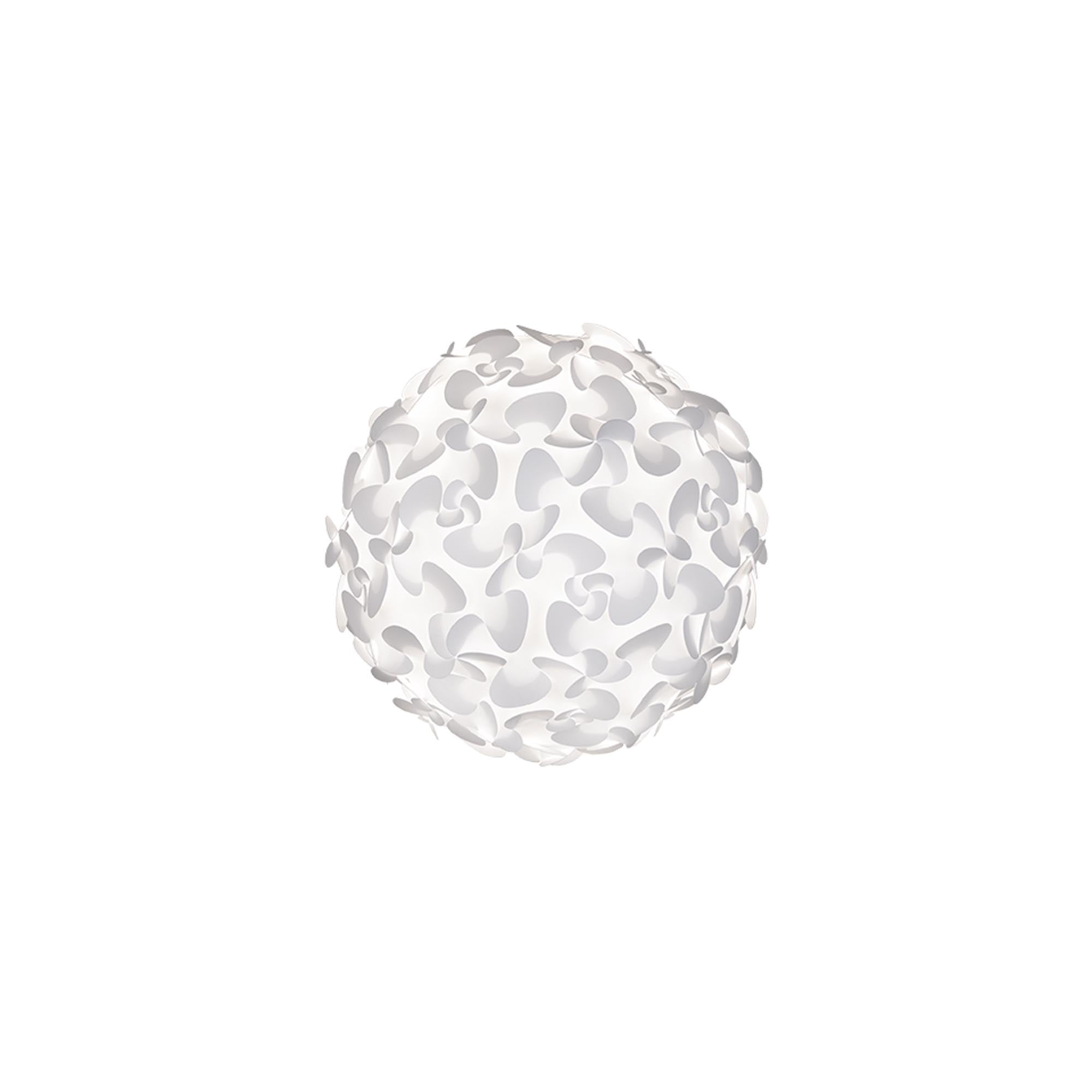 Die Lora Pendelleuchte von Umage: skandinavisches Design, organische Form, langlebiges Polypropylen, stilvoll, einladend, nachhaltig.