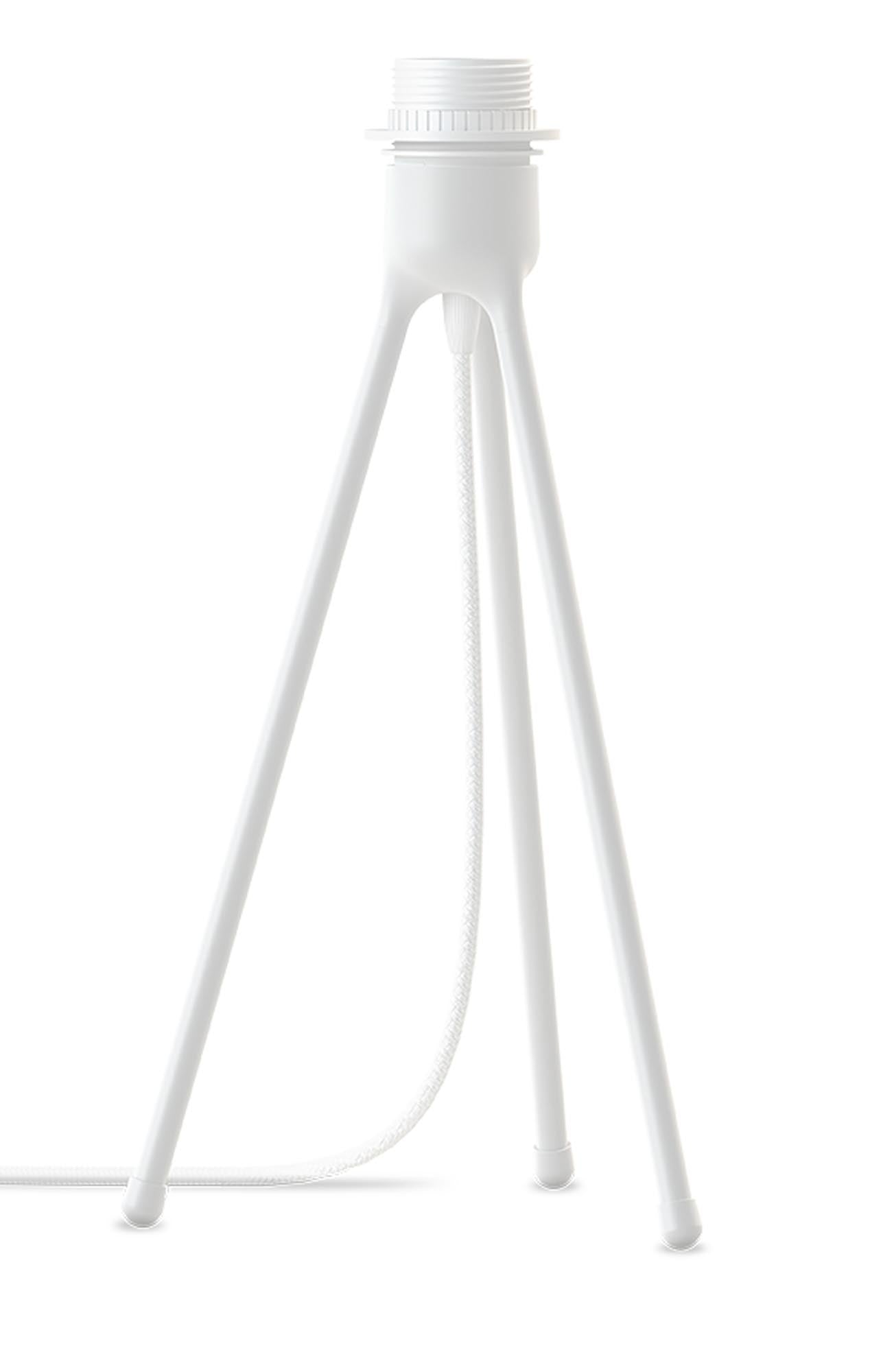 Der Umage Tisch Tripod verwandelt Lampenschirme in stilvolle Tischleuchten. Erhältlich in mattschwarz oder mattweiss, bietet er flexible Höhenoptionen.