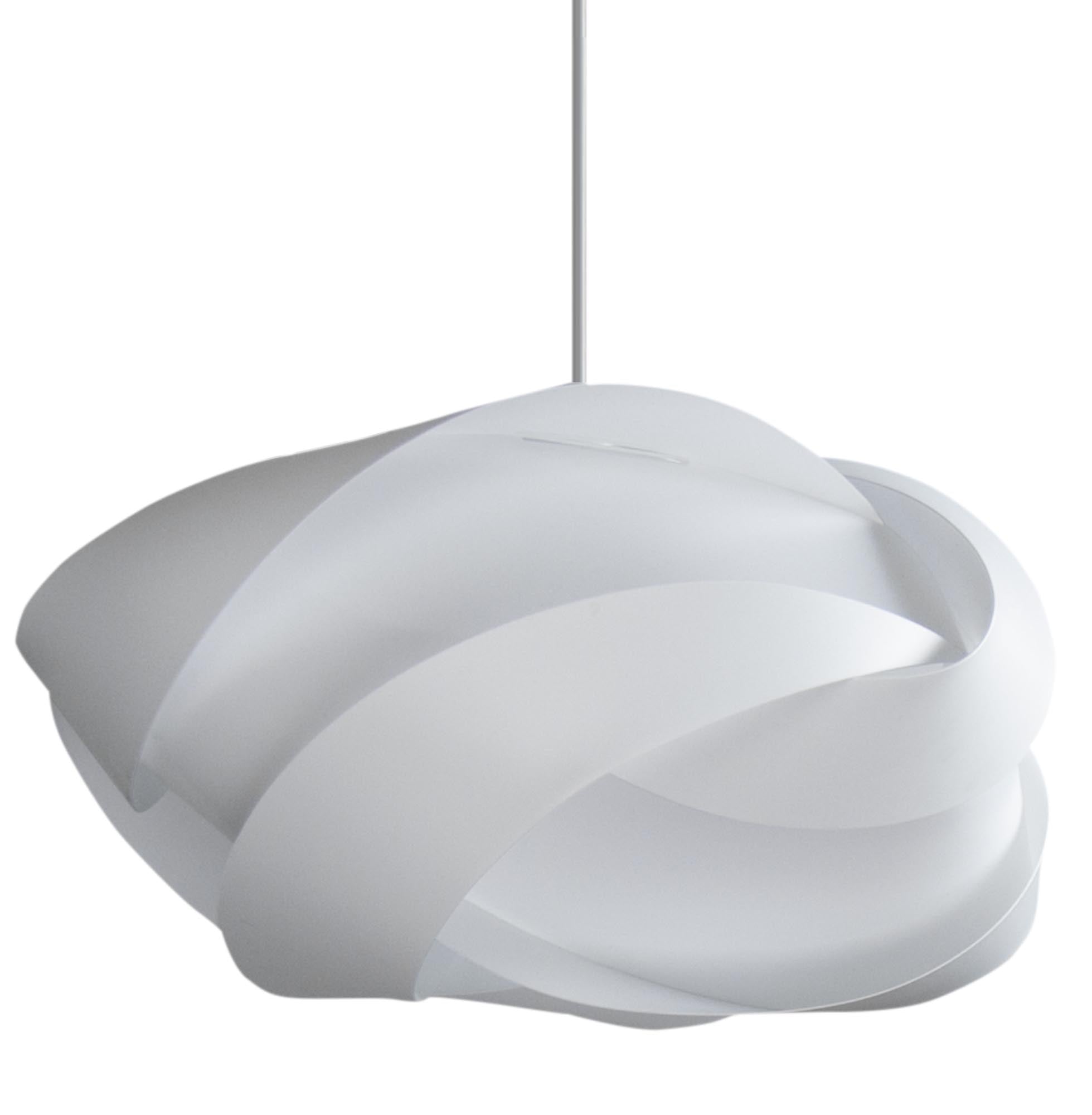 Der Ribbon Lampenschirm von Umage besticht durch seine weichen, lichtdurchlässigen Streifen und organische Form, die warmes Licht und dynamische Schatteneffekte erzeugen.