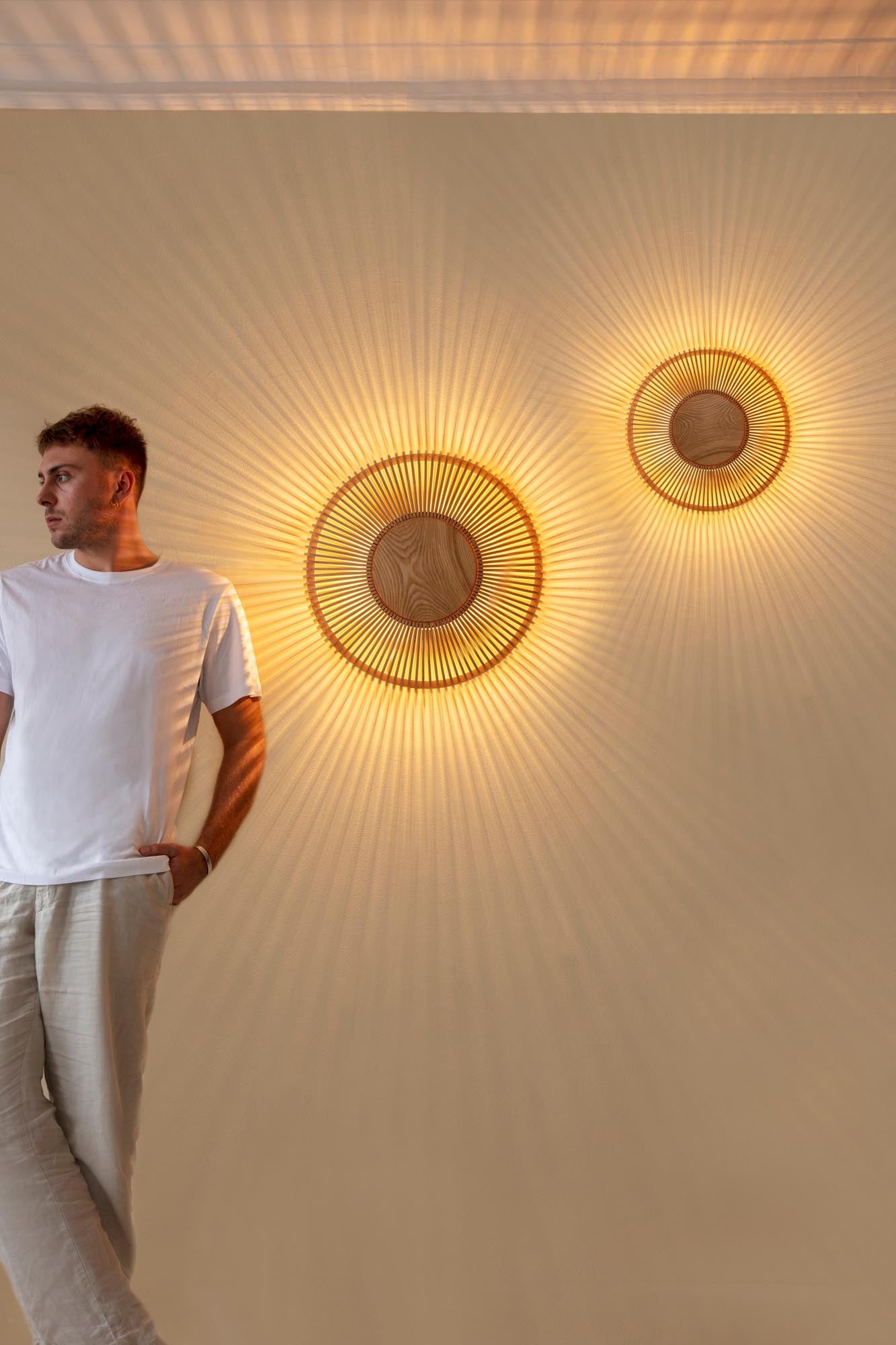 Die Clava Up Wandleuchte von Umage vereint stilvolles Design und hochwertige Materialien, um jedem Raum eine einladende Lichtstimmung zu verleihen.