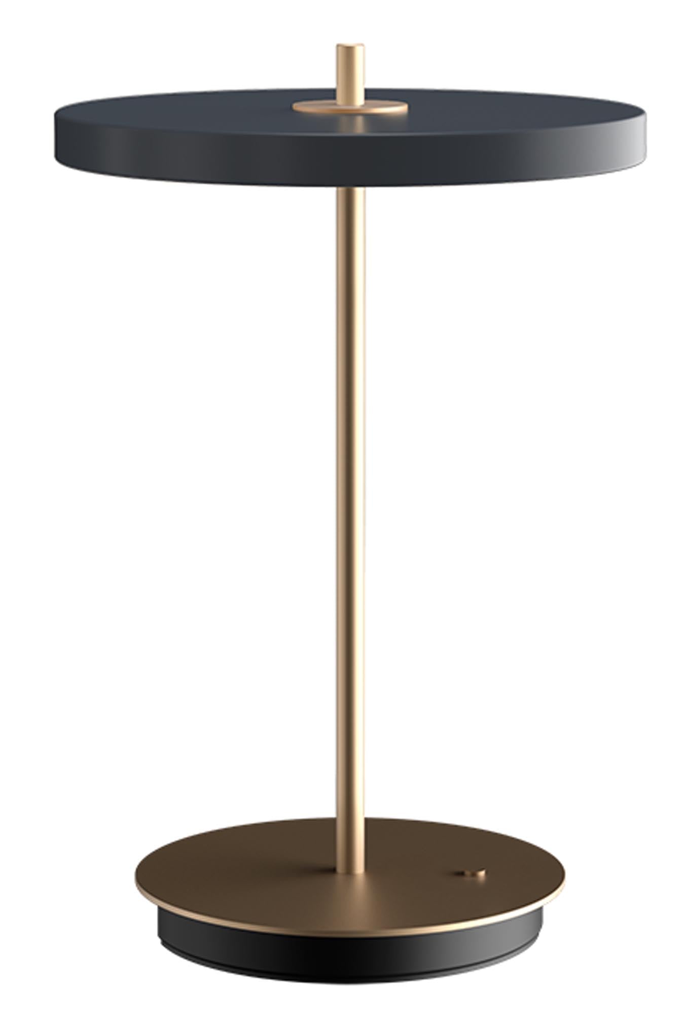 Die Asteria Move Tischleuchte von Umage ist eine kabellose, tragbare LED-Lampe mit blendfreiem Licht, einstellbarer Helligkeit und langer Akkulaufzeit.