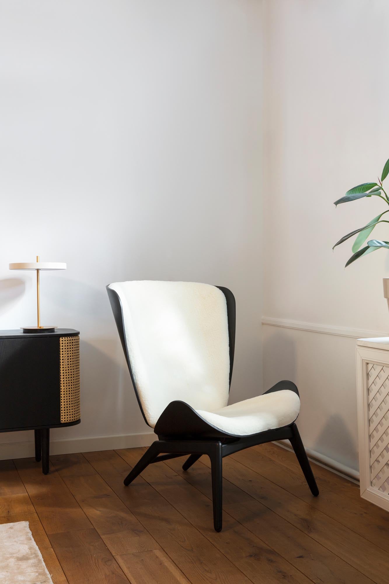 Der Reader Sessel von Umage vereint elegantes skandinavisches Design mit edlem Leder und stabiler Eiche – ideal für gemütliche Leseabende.