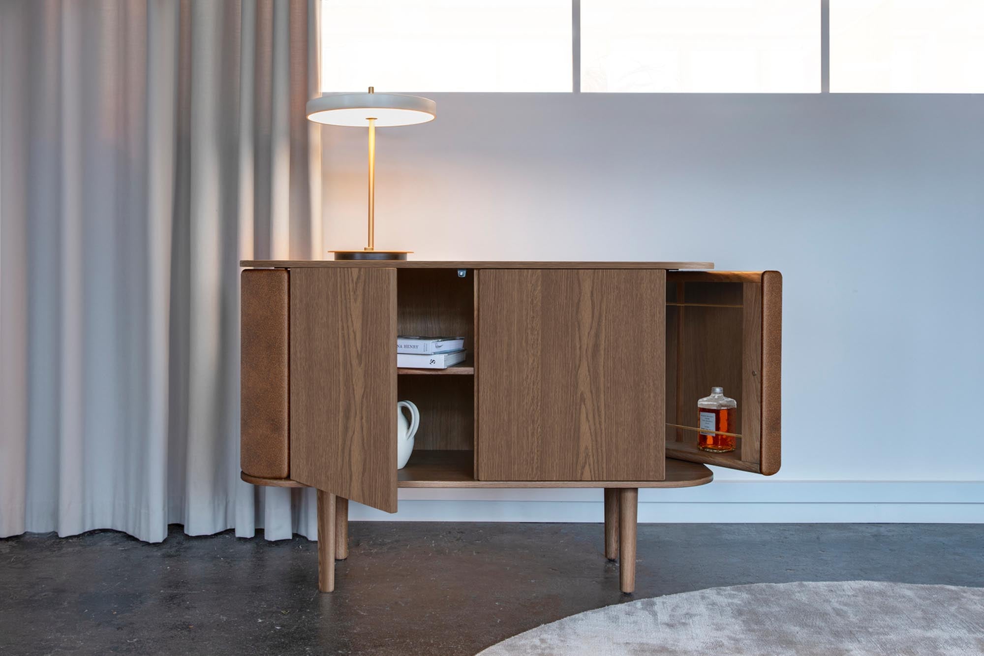 Entdecken Sie das elegante 2-türige Sideboard Treasures von Umage – perfektes Möbelstück für zeitgemäße Wohnräume.