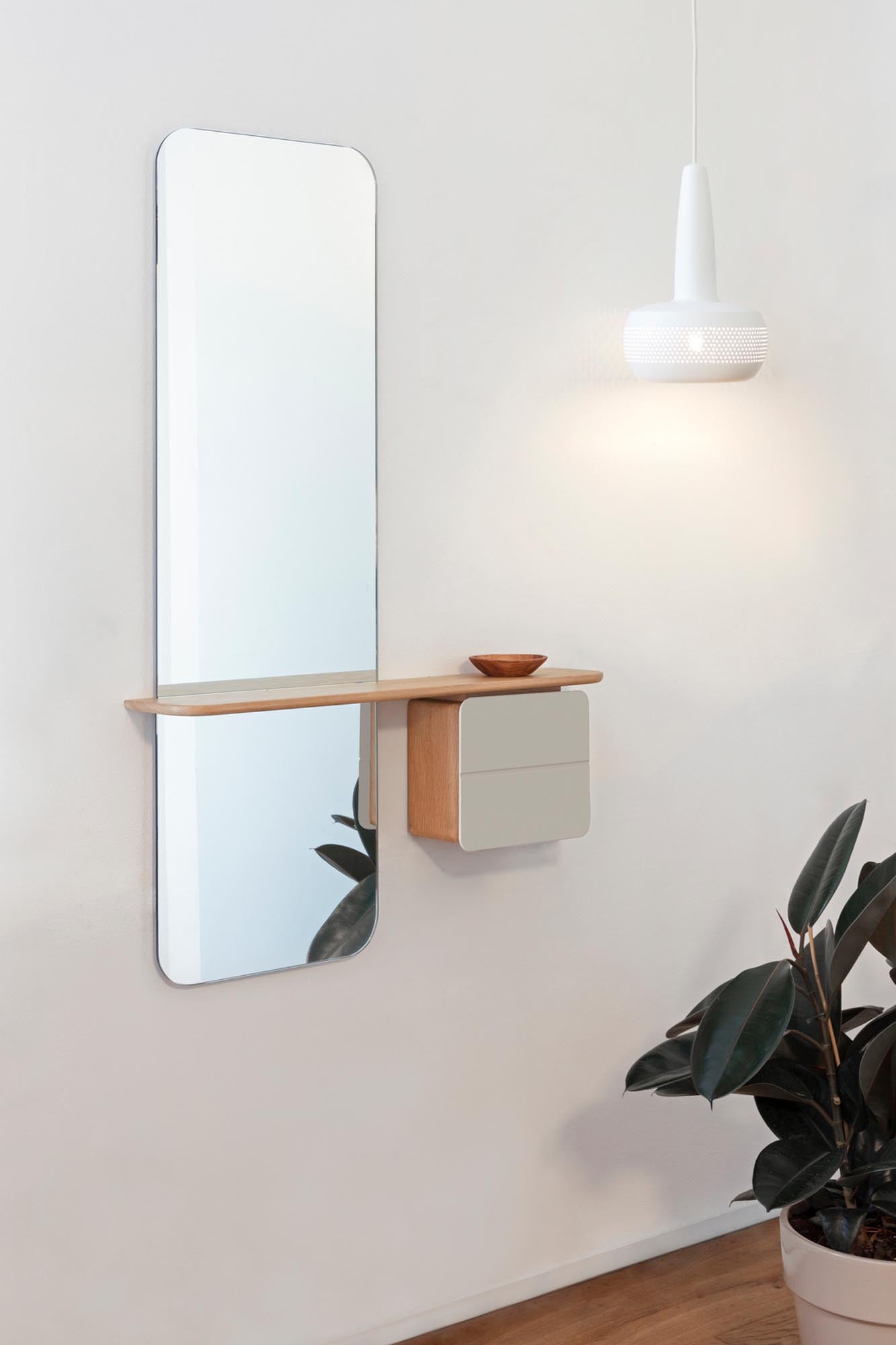 Stilvolles Umage Wandregal aus Eiche für modernes Wohnen.