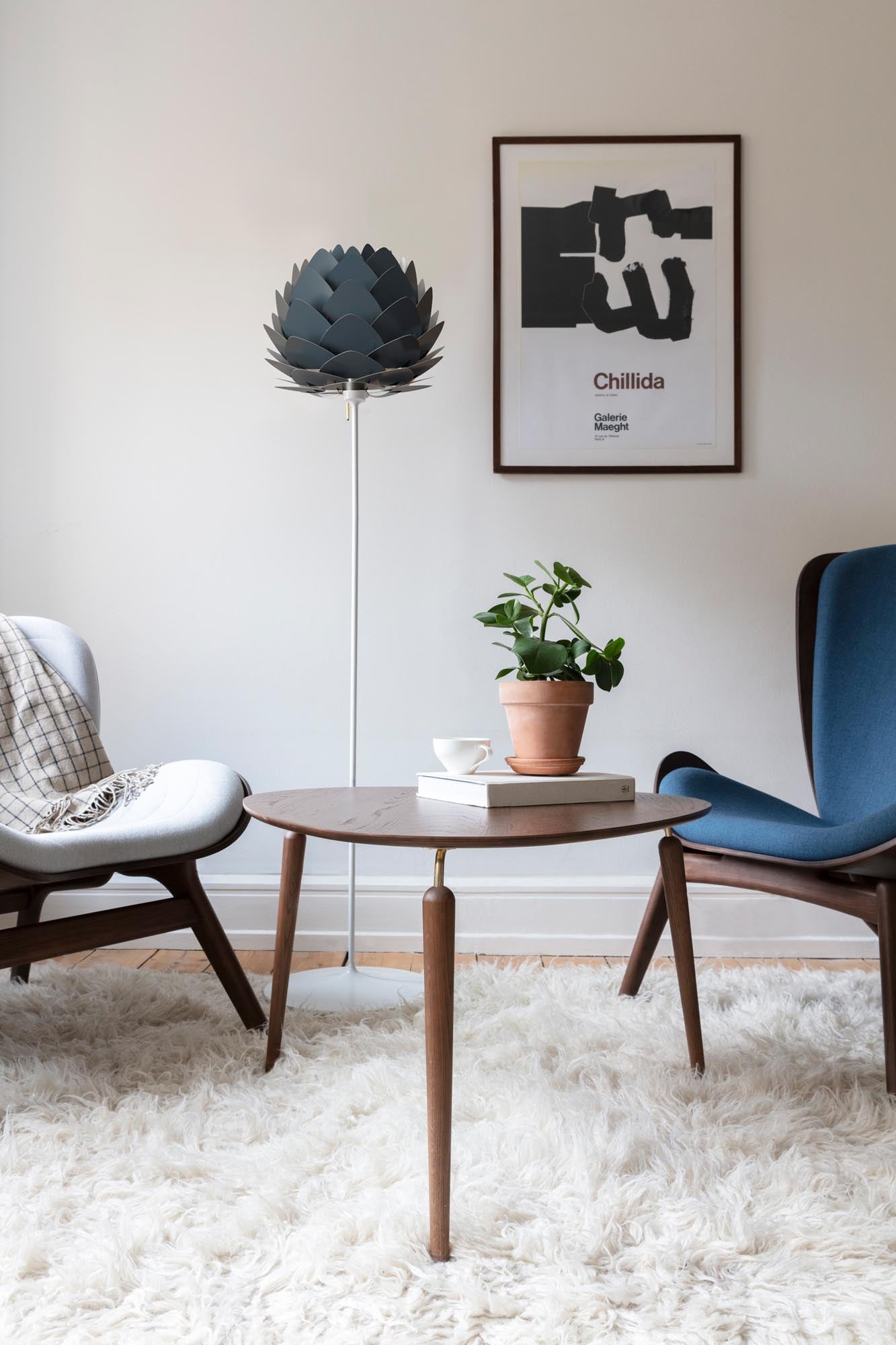 Entdecken Sie den Hang Out Beistelltisch von Umage – skandinavisches Design mit praktischer Aufbewahrung und eleganter Vielseitigkeit.