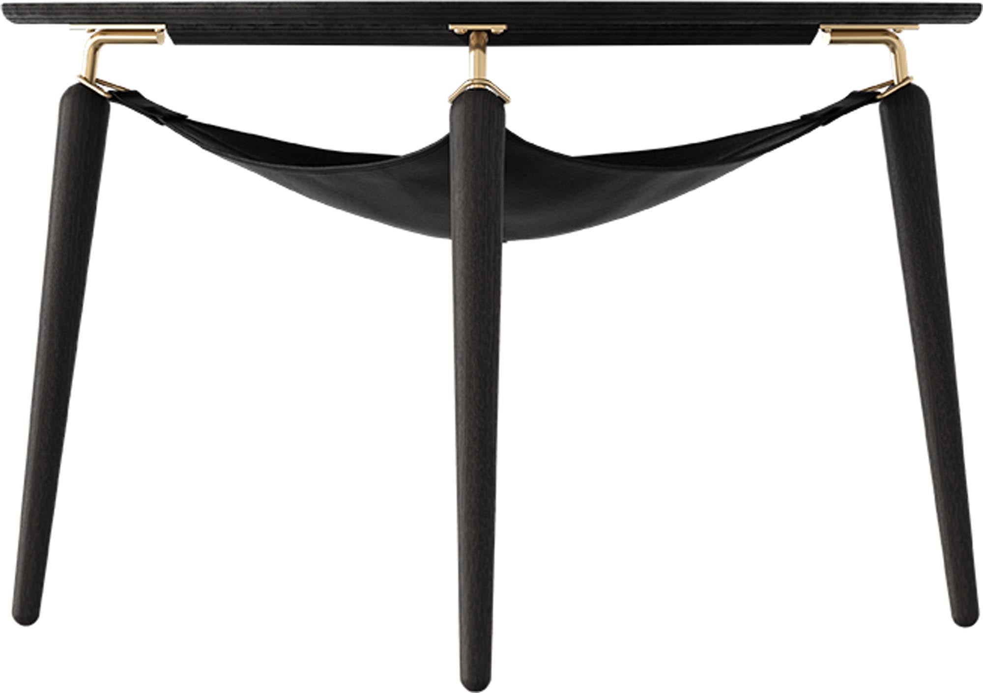 Entdecken Sie den Hang Out Beistelltisch von Umage: Skandinavisches Design mit grazilen Linien, praktischer Leder- und Textiltasche für stilvolle Aufbewahrung.