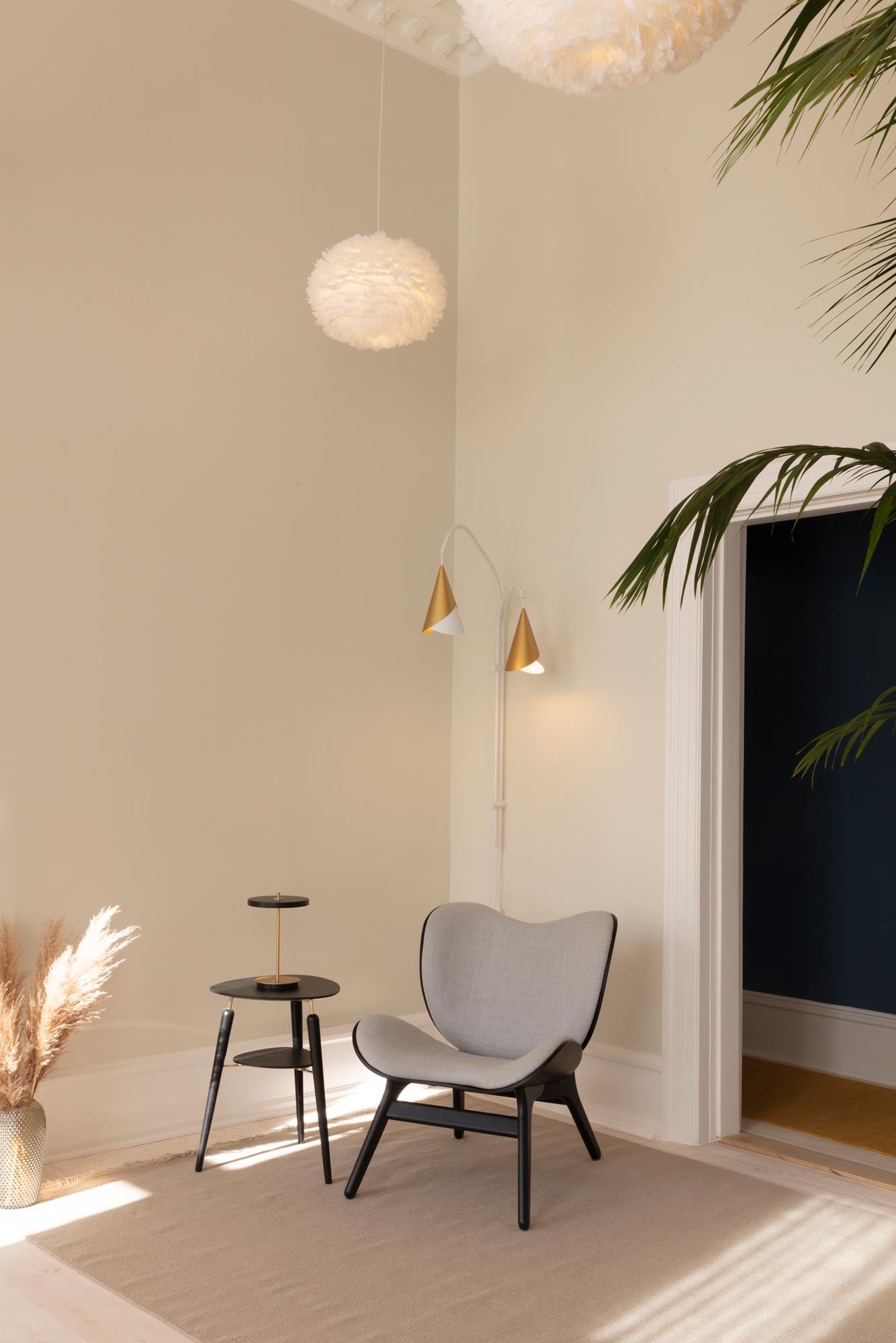 Eleganter My Spot Beistelltisch von Umage aus Eichenholz mit integriertem USB-Ladehub – ideal für modernes Wohnen und stilvolle Akzente.