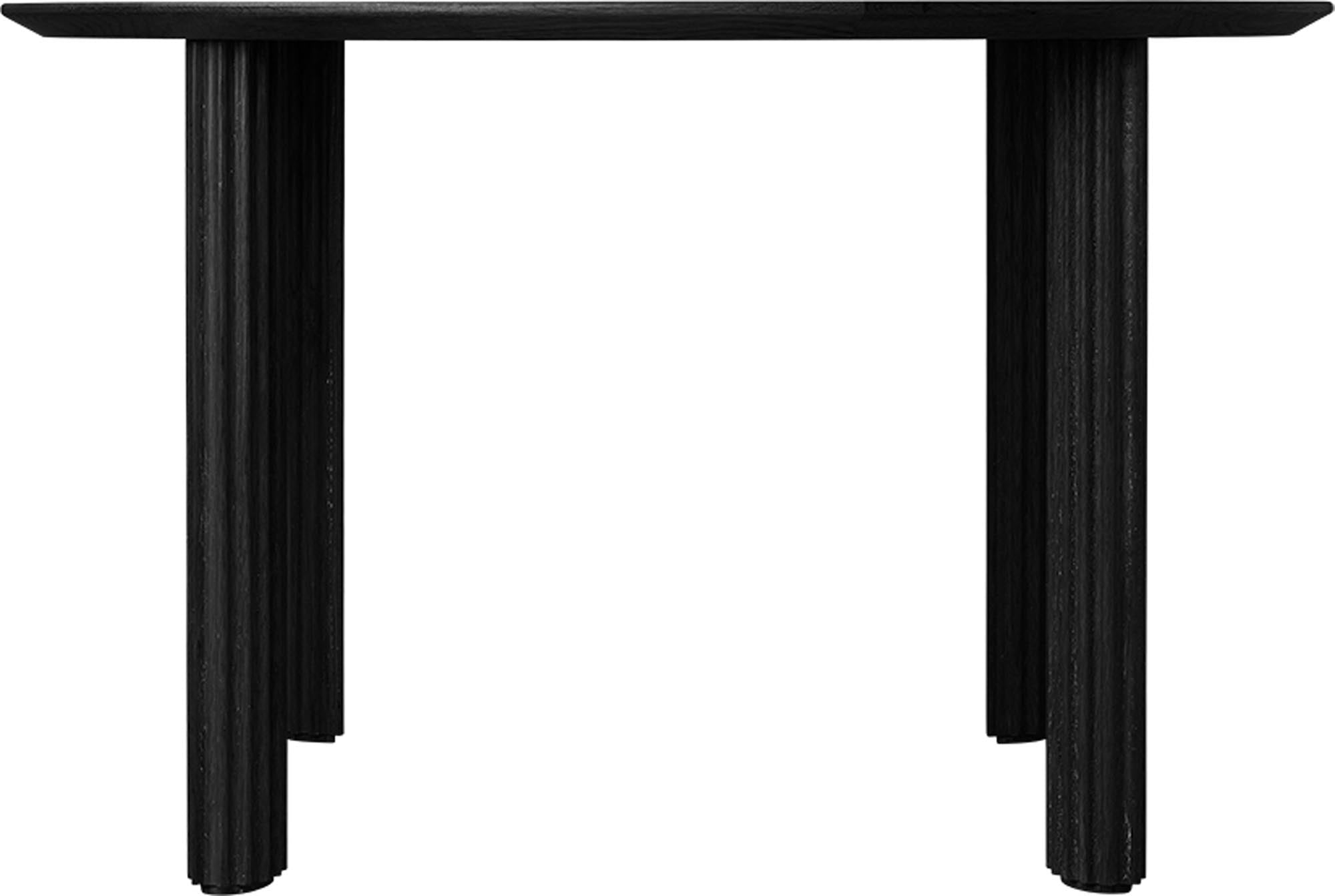 Entdecke den Comfort Circle Esstisch von Umage: Handwerkskunst mit tropfenförmigen Beinen, ideal für intime Gespräche in kleinen Räumen.