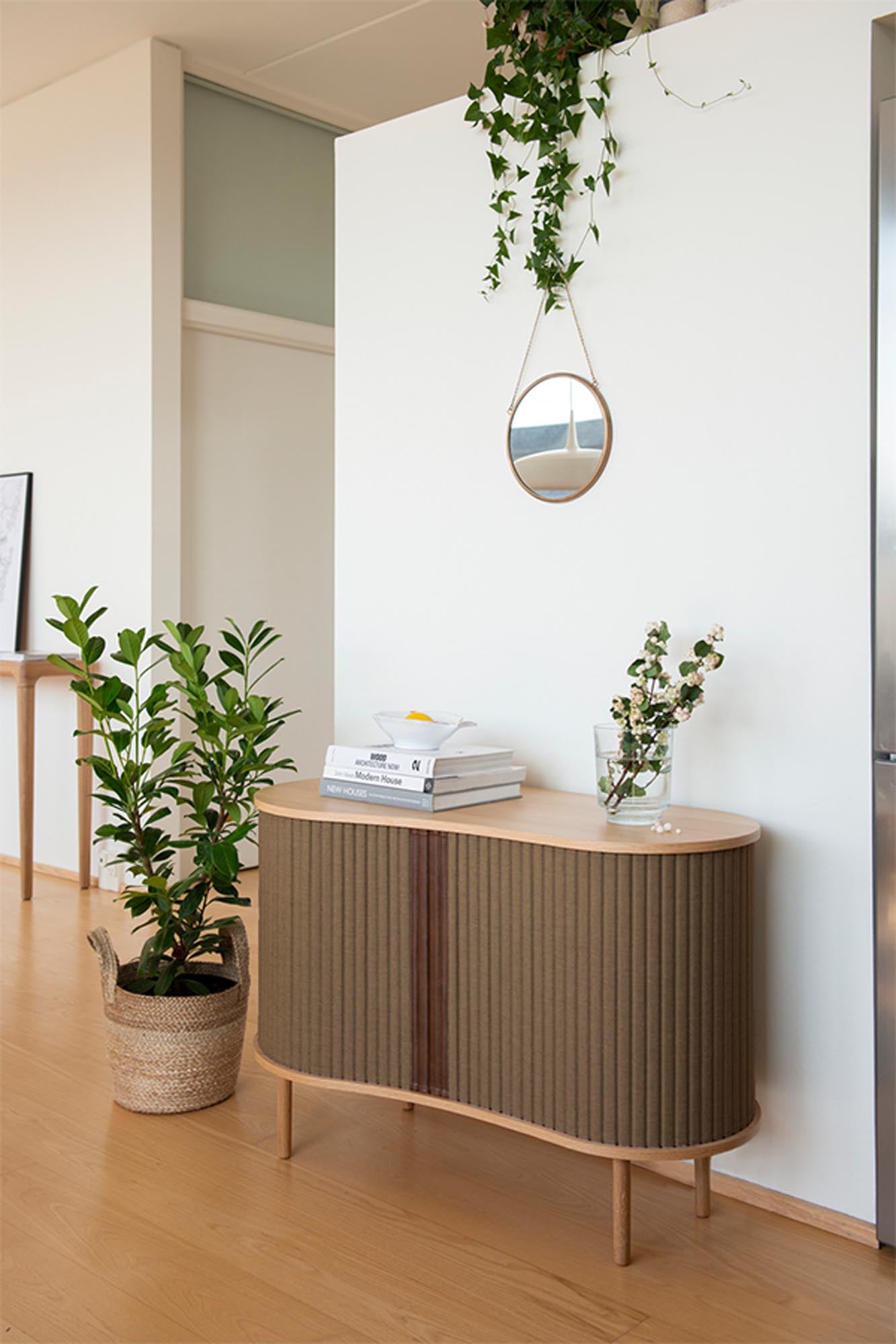 Elegantes Audacious Sideboard von Umage aus schwarzer Eiche. Stilvolles Design, großzügiger Stauraum und skandinavische Ästhetik für Ihr Zuhause.