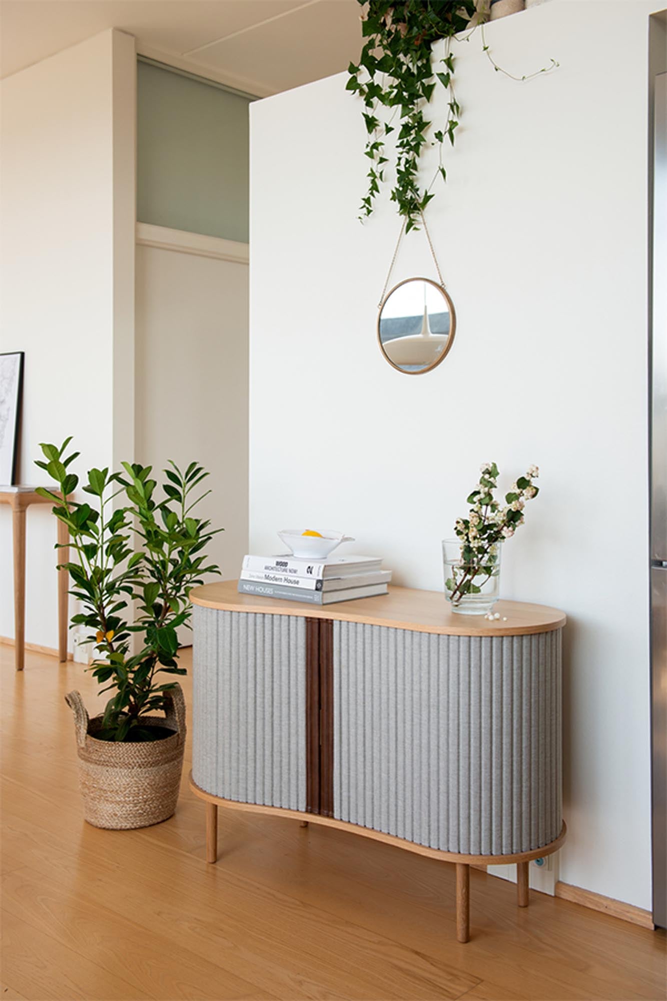 Elegantes Sideboard von Umage aus hochwertiger Eiche, das durch sein kreatives Design und vielseitige Aufbewahrungslösungen besticht.