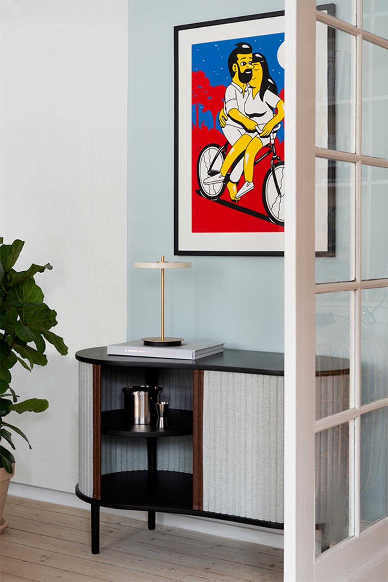 Elegantes Audacious Sideboard von Umage: Schwarze Eiche, einzigartige Holzmaserung, grosszügiger Stauraum, skandinavischer Stil.