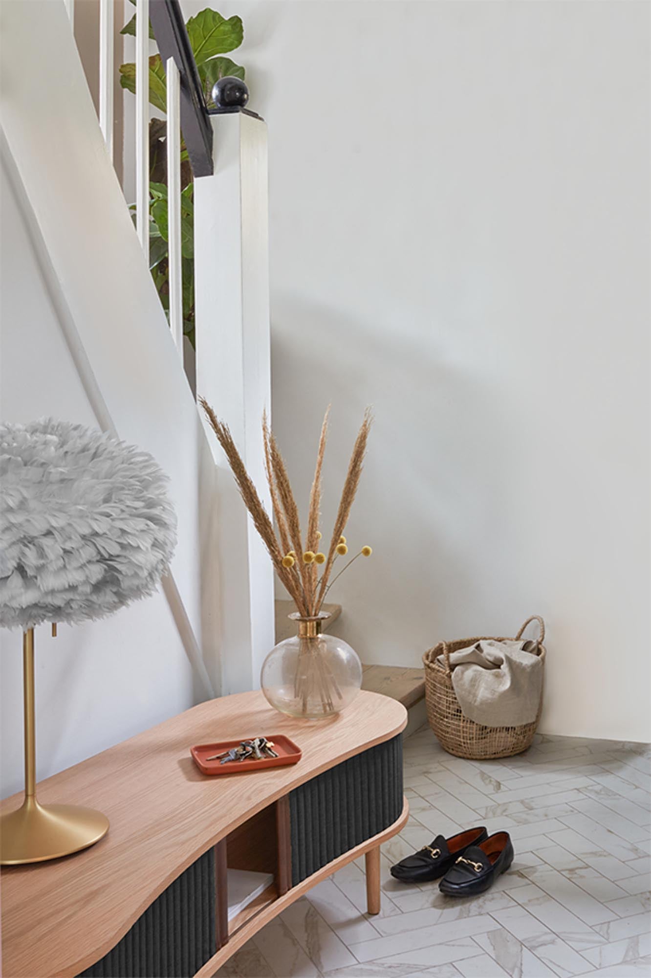 Entdecken Sie die Audacious TV Bank von Umage: Ein elegantes Sideboard aus Eichenholz, das Stil und Funktionalität vereint.