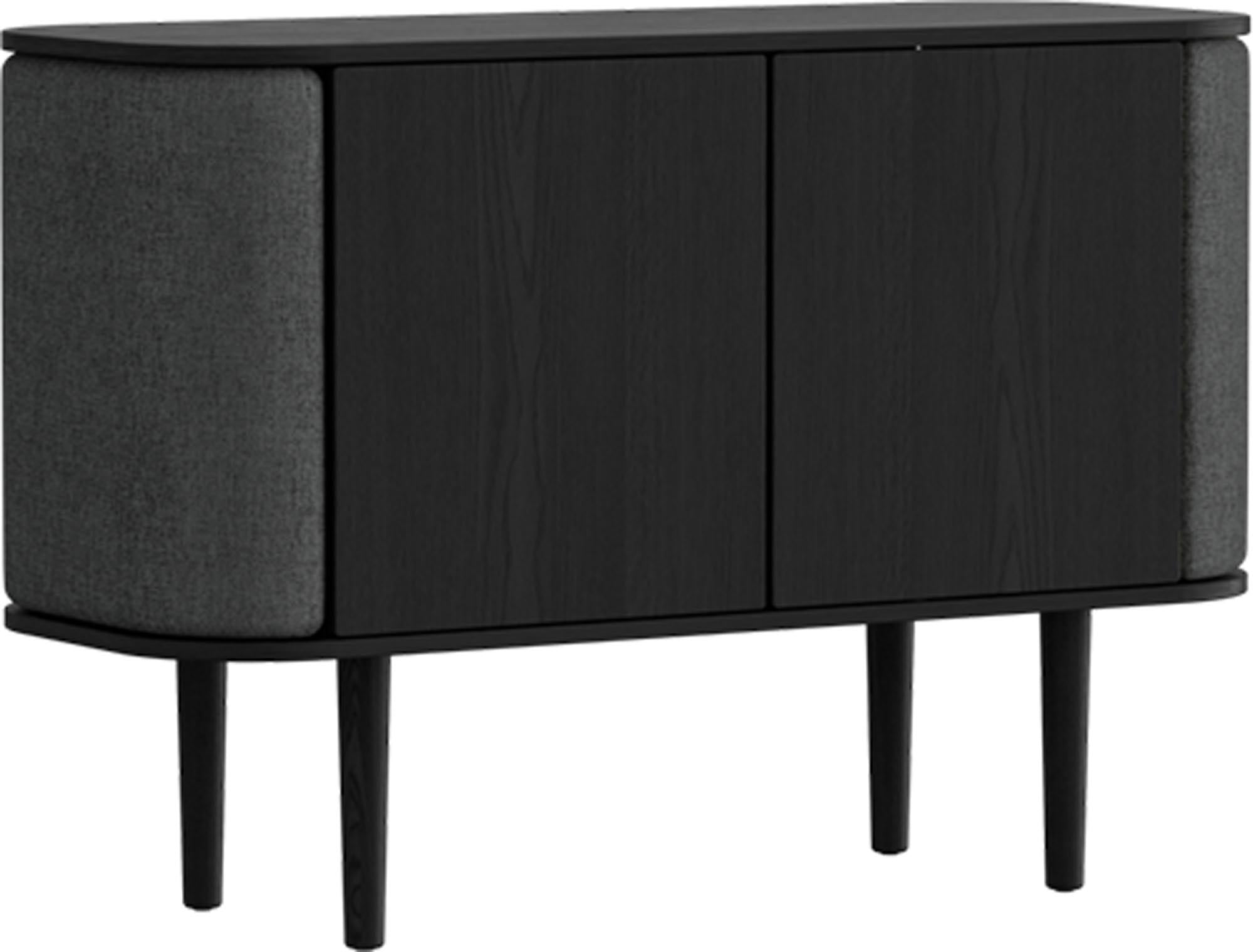 Entdecken Sie das Treasures Sideboard von Umage: Ein stilvolles 2-türiges Möbelstück, das skandinavisches Design und Funktionalität vereint.