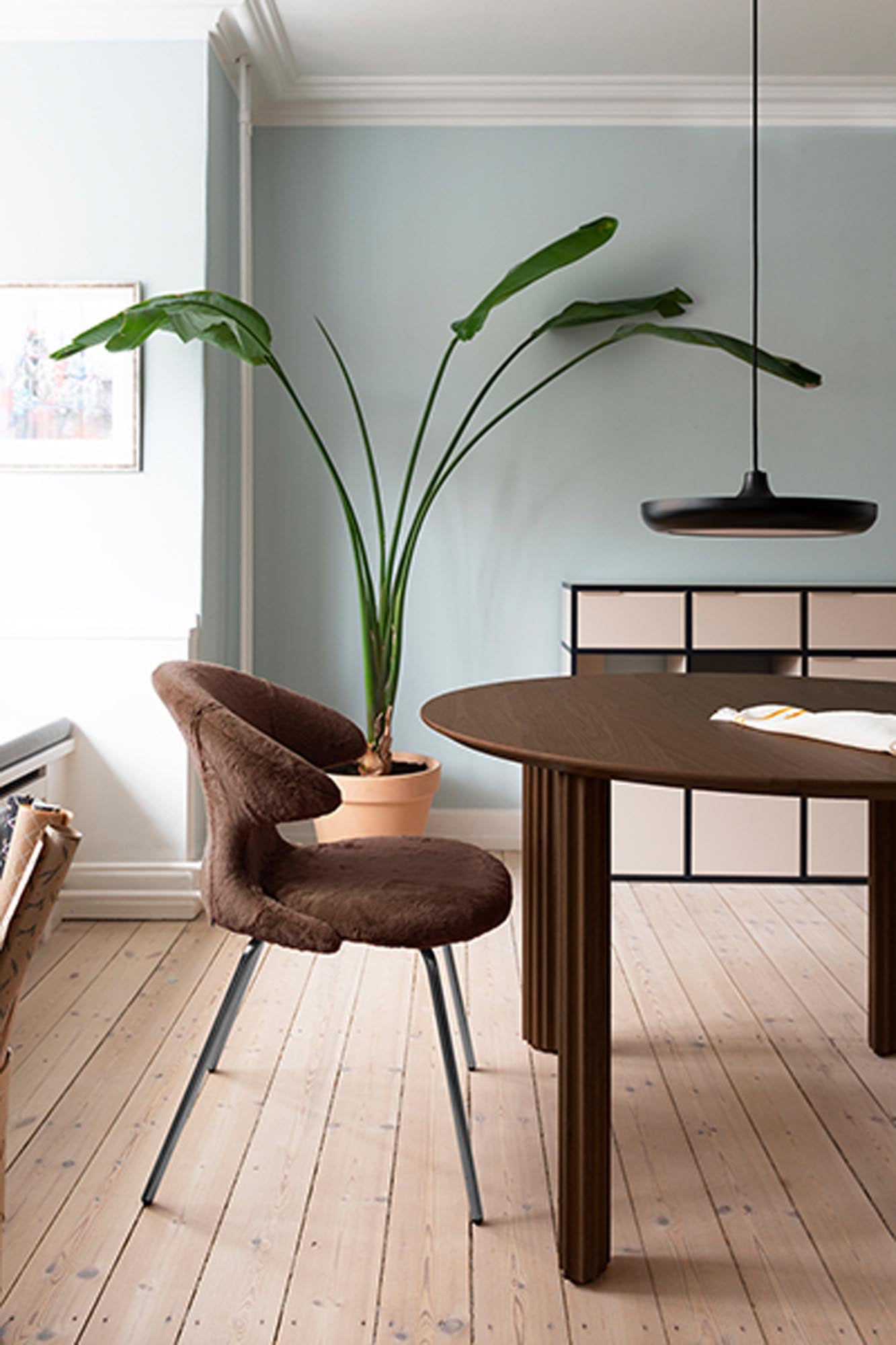 Entdecken Sie den Time Flies Stuhl von Umage – ein stilvoller, umweltfreundlicher Sitz mit 17 Farbvarianten, der Komfort und Design vereint.