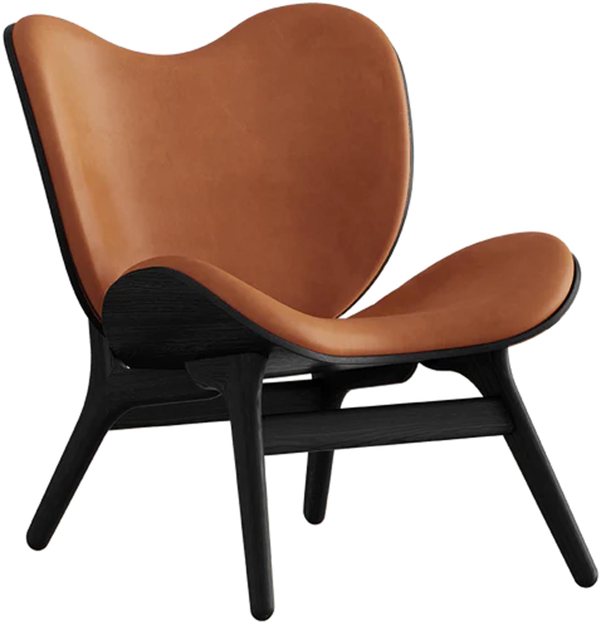 Die A Conversation Piece Ottoman von Umage ist die perfekte Ergänzung für Ihre Lounge Chairs. Mit eleganten, herzförmigen Silhouetten und austauschbarer Polsterung bietet sie individuelles Design und Nachhaltigkeit. Erhältlich in Eiche, dunkler Eiche und schwarzer Eiche mit hochwertigen Stoffen und Lederoptionen. Grösse: 63x50x43cm.