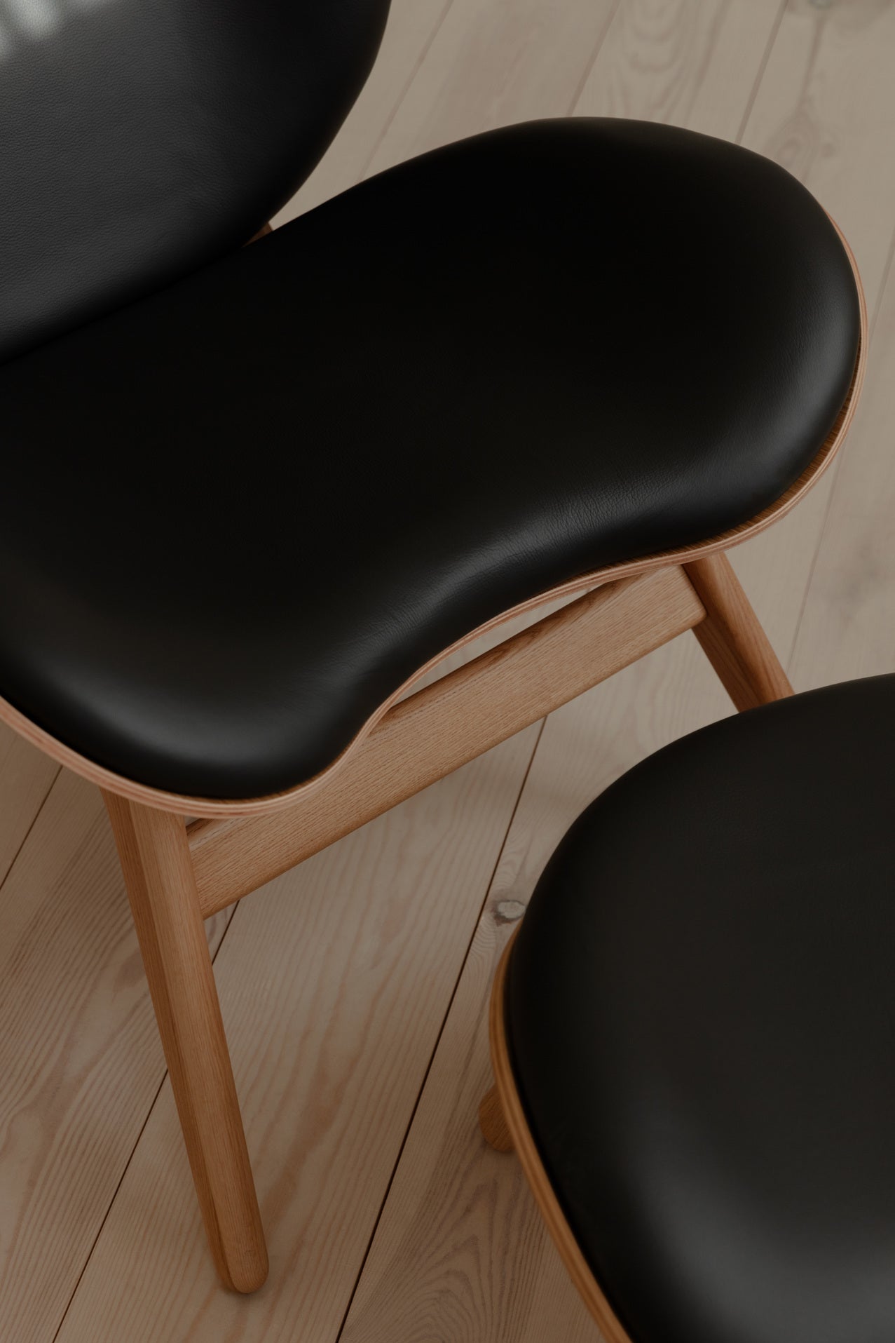 Eleganter Tall Sessel von Umage, der Komfort und zeitlose Ästhetik vereint. Ideal für entspannte Gespräche und stilvolle Wohnräume.