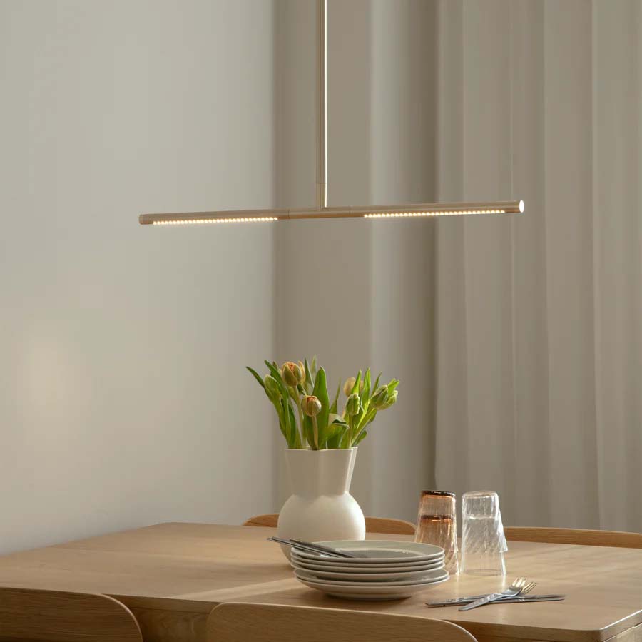 Entdecken Sie die Omni Ceiling Pendelleuchte von Umage: Stilvolles, langlebiges Design aus Metall, flexibel höhenverstellbar und ideal für jede Raumgestaltung.