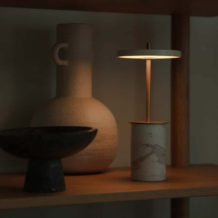 Asteria Move Mini: Tragbare LED-Leuchte mit skandinavischem Design.