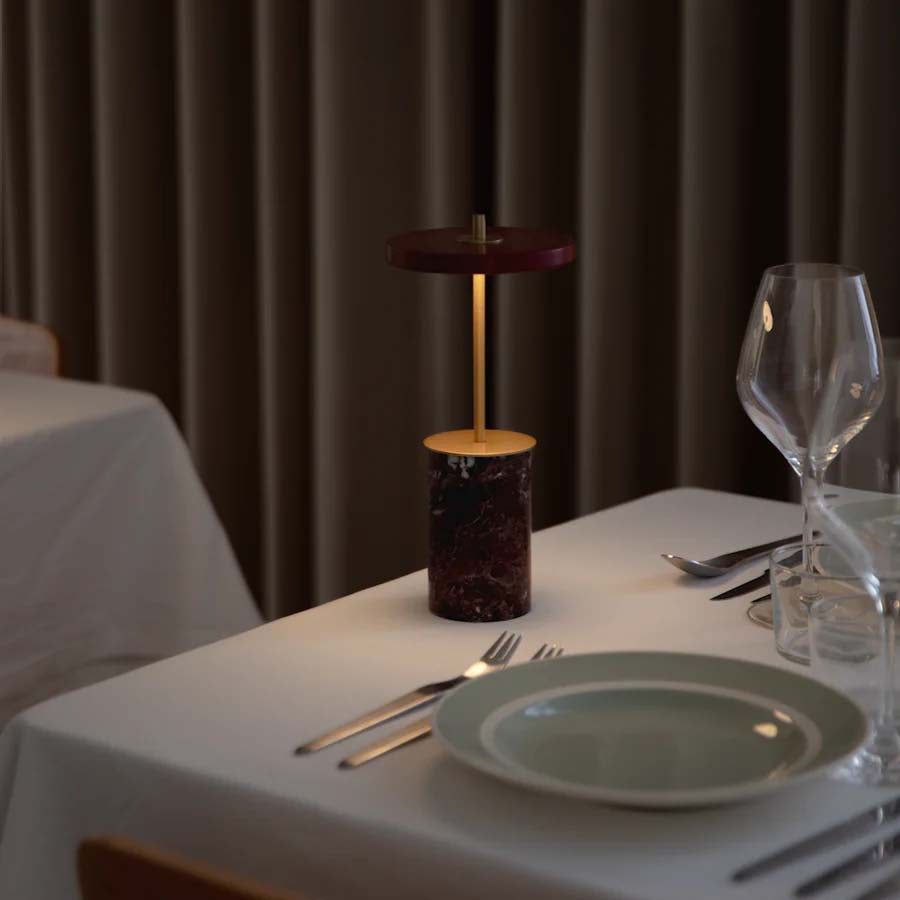 Asteria Move Mini: Stilvolle, tragbare LED-Leuchte von Umage.