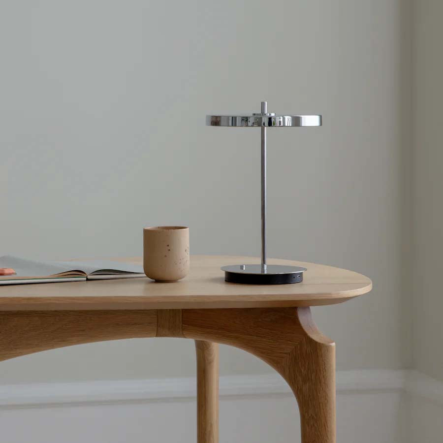 Die Asteria Move Tischleuchte von Umage vereint modernes Design mit Funktionalität: tragbar, dimmbar und in fünf Farben erhältlich.