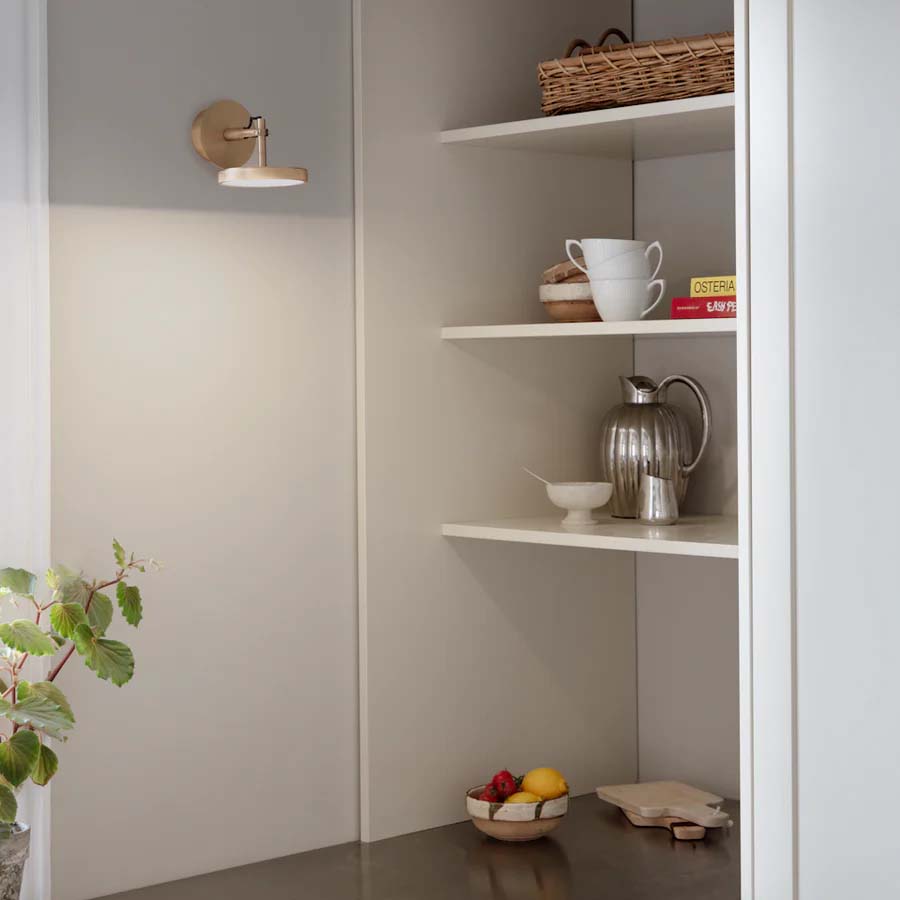 Asteria Spot: Moderne Wandleuchte mit dimmbarem LED-Licht.