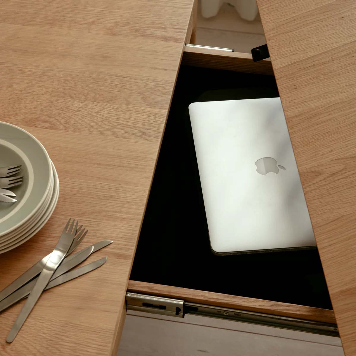 Heart'n'Soul Esstisch von Umage: Moderner Tisch mit stabilen Eichenbeinen und pflegeleichter Fenix-Oberfläche für gesellige Momente.