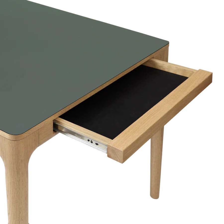 Moderner Heart'n'Soul Esstisch von Umage: Funktionalität trifft auf stilvolle Eleganz. Ideal für gesellige Anlässe und nachhaltigen Genuss.