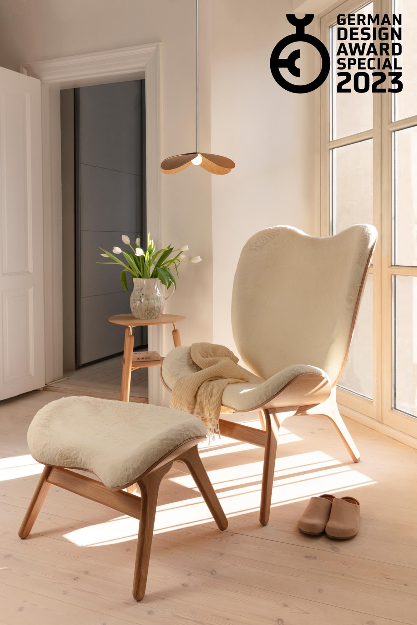 Stilvoller Lampenschirm aus Eichenfurnier, der mit seinem floralen Design jedem Raum eine besondere Atmosphäre verleiht.