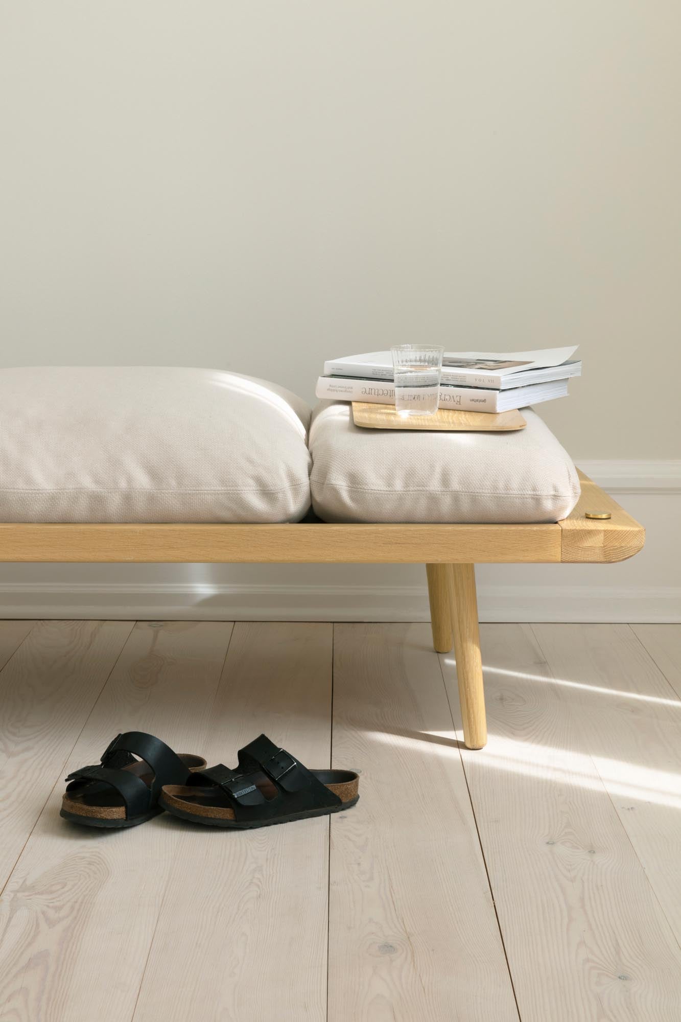 Lounge Around Daybed: Skandinavisches Design für moderne Entspannung.