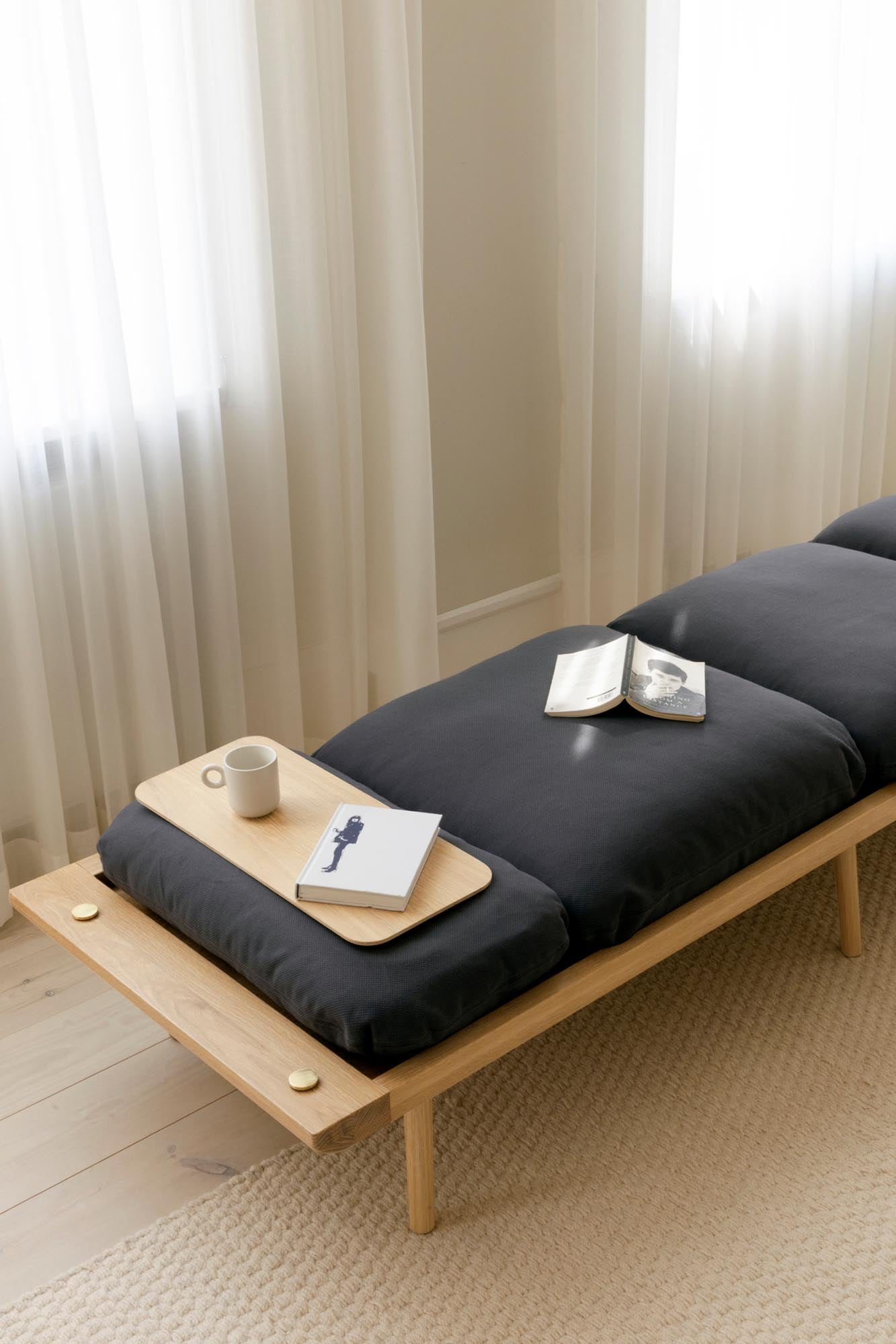 Entspannen Sie stilvoll mit dem Lounge Around Daybed von Umage – skandinavisches Design für gemütliche Stunden in Ihrem Wohnraum.