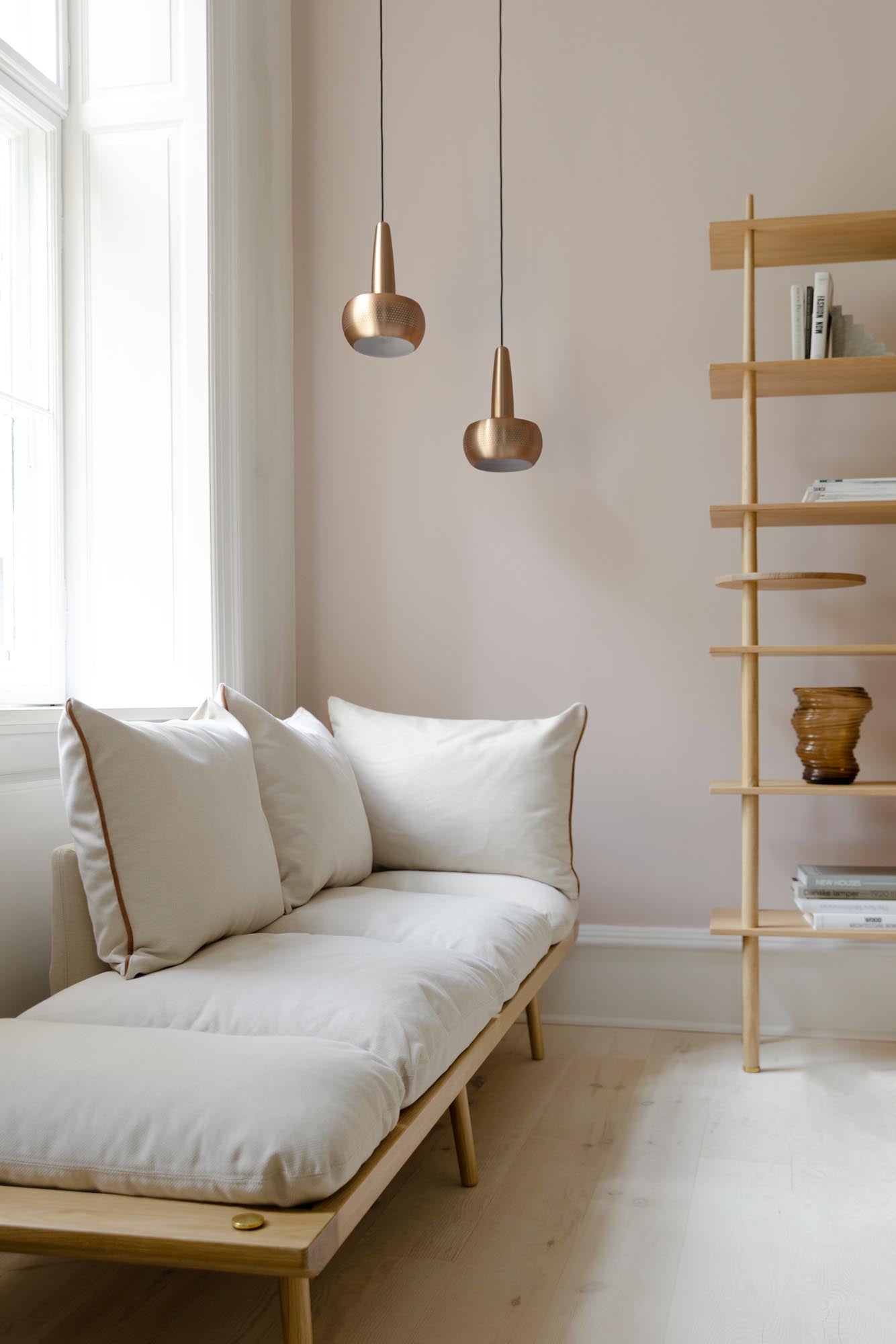 Entspannen Sie stilvoll mit dem Lounge Around 3-Sitzer Sofa von Umage – eine harmonische Verbindung aus Eleganz und Gemütlichkeit.