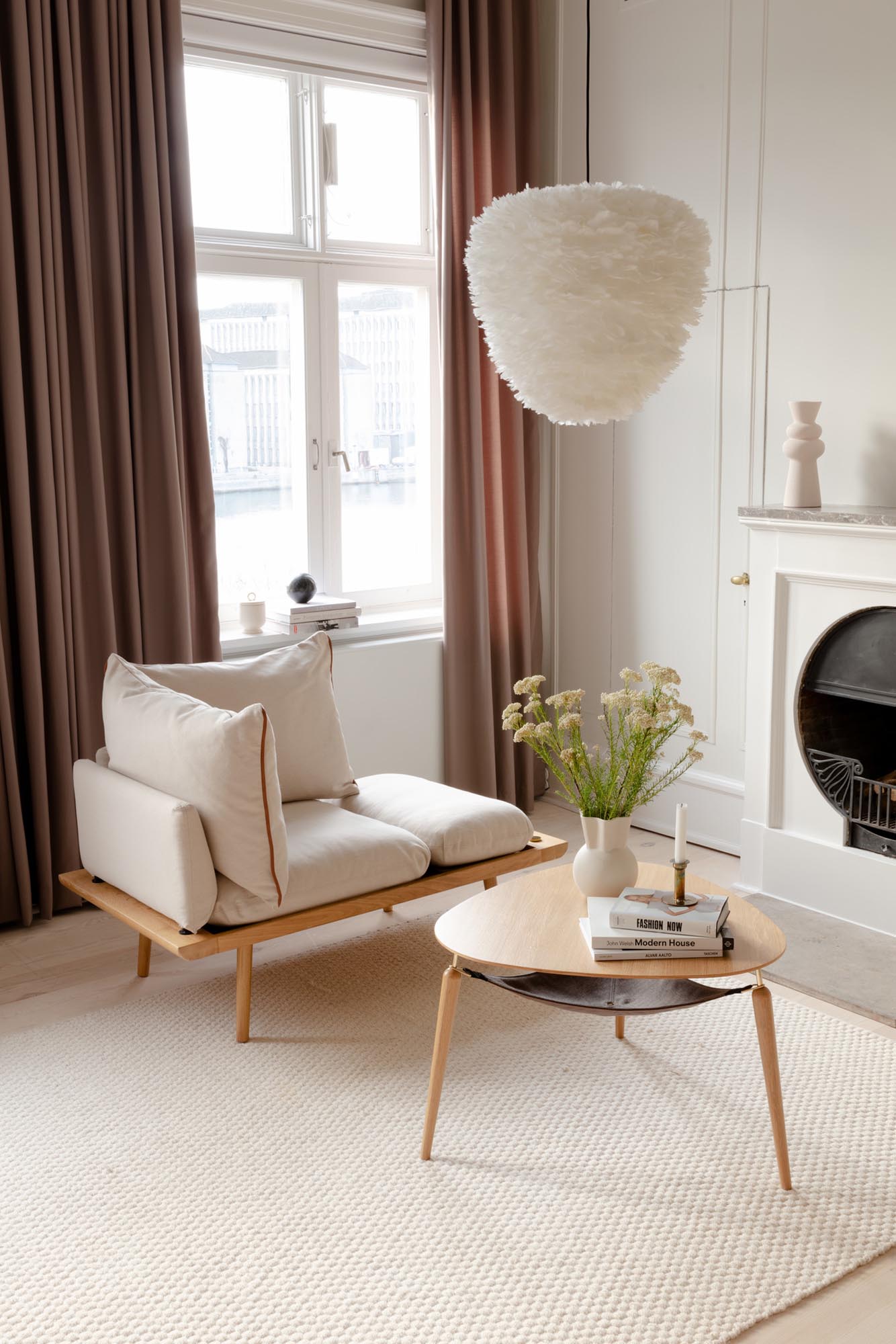 Das Lounge Around 1.5-Sitzer Sofa von Umage bietet nordisches Design mit klaren Linien und multifunktionalem Zubehör.