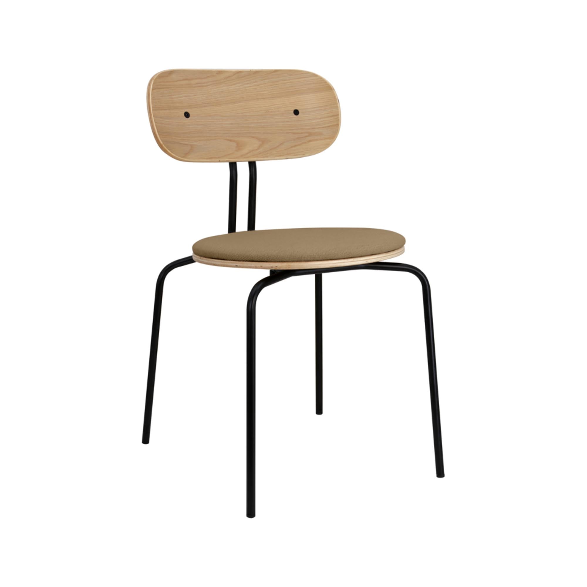 Erleben Sie den Curious Stuhl gepolstert von Umage: Eleganz, Komfort und Funktionalität vereint in einem stilvollen Möbelstück.