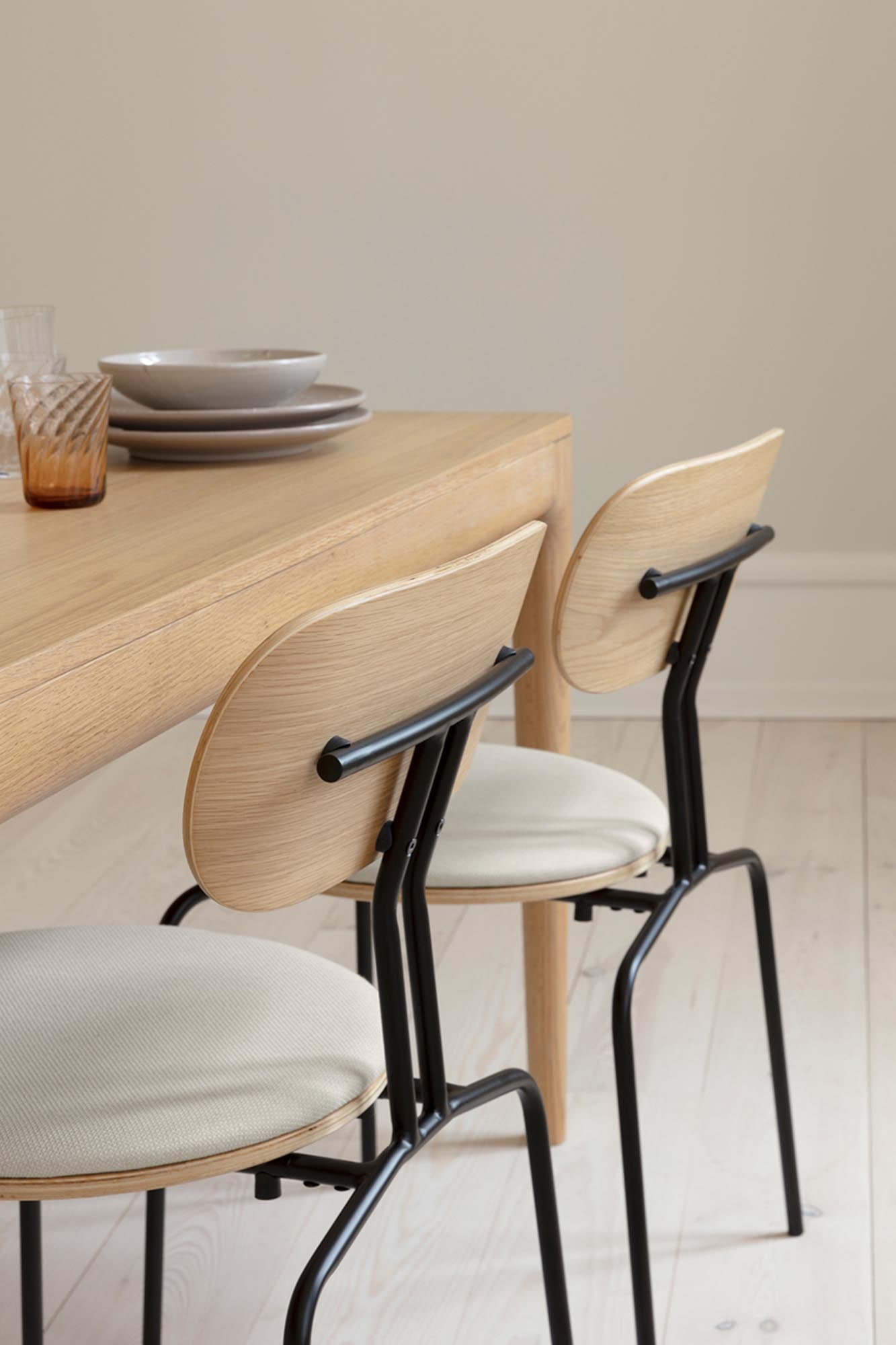 Der Curious Stuhl von Umage: skandinavisches Design, gepolstert, Eichenholz, Messingakzente, komfortabel, vielseitig, elegant.