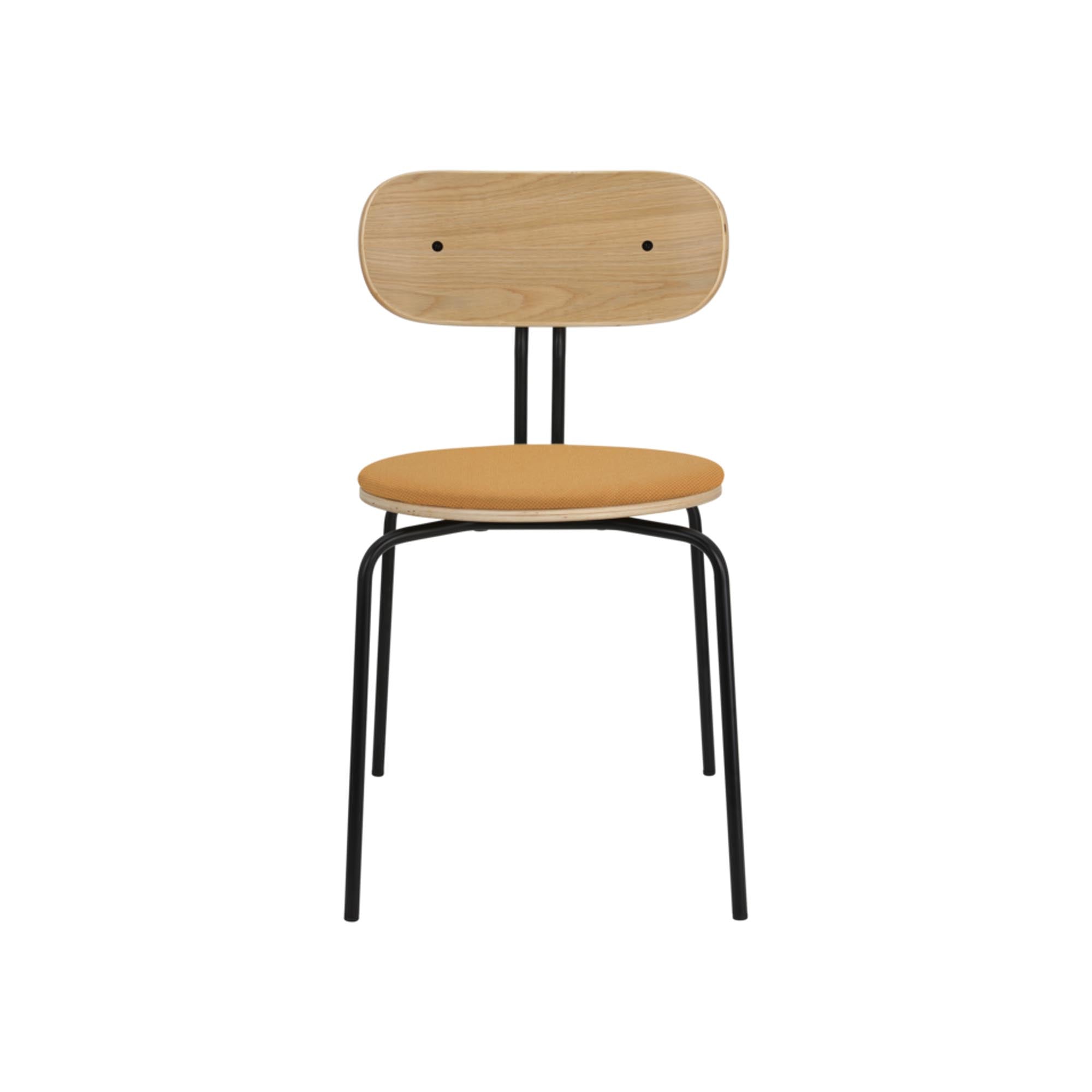 Entdecken Sie den Curious Stuhl gepolstert von Umage – stilvolles skandinavisches Design, gepaart mit höchstem Sitzkomfort und eleganten Details.